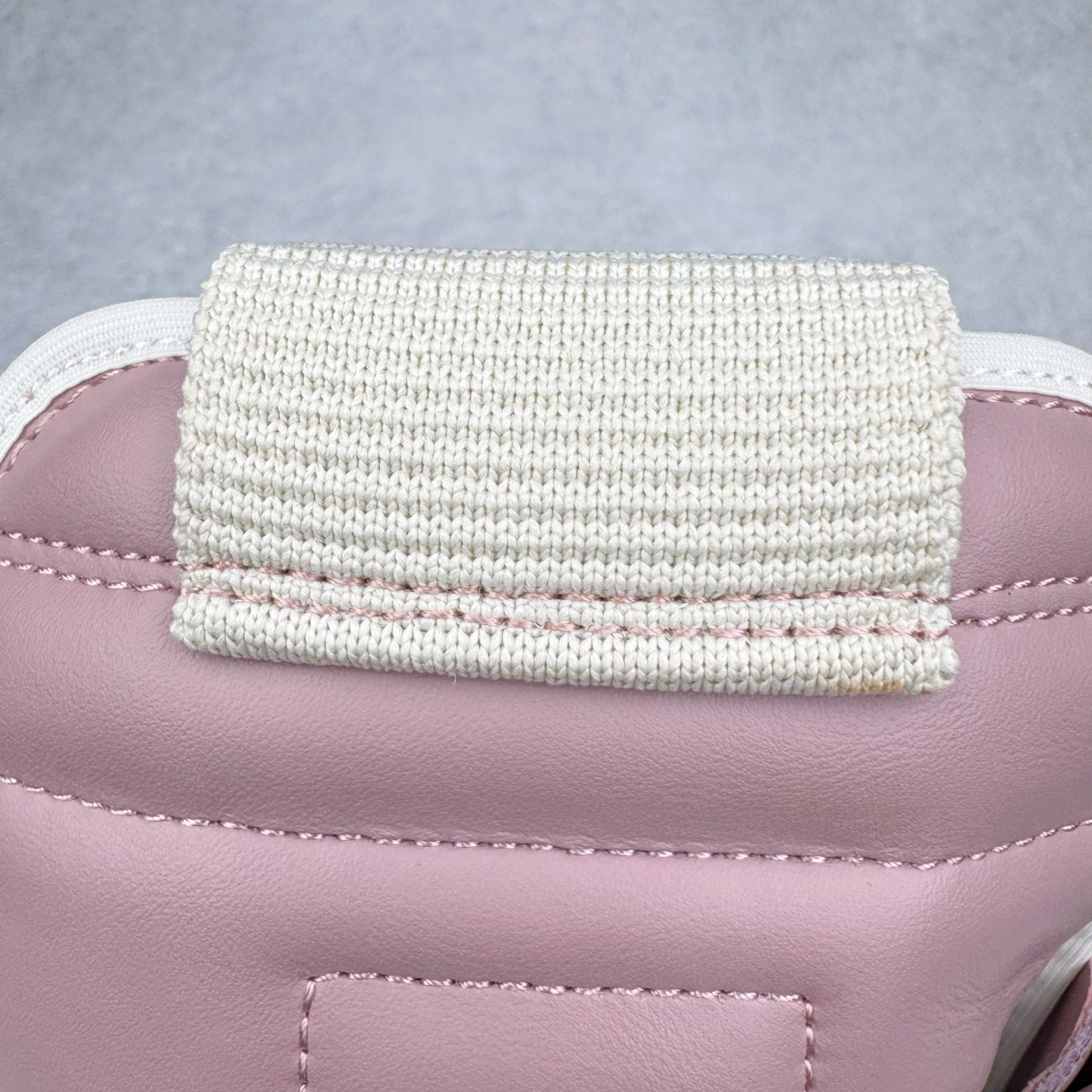 图片[17]-＃DG纯原 Rick Owens FogachineGeobasket 瑞克·欧文斯高帮皮面时尚运动板鞋 白粉 二级市场已经7K以上 平台客户随意卖四位数 RO广东原厂出品 纯原天花板 原版一比一复刻 冲正绝不翻车 还原度达到百分之98以上 原楦开发纸版版型 ZP拆解原版1：1复模裁片纸版 力求做到0错位 这样才能达到和zp一致的鞋型味道 采用进口cnc数控机床开发对版独家tpu奶香大底 区别于市场所有版本 zp同源全头层粒面小牛皮 达到和zp一致手感 原厂进口细纹布 万邦订购原厂高弹粉红色海绵 内里搭配软质细腻羊皮 TPU高密度大底 软硬度透光度高已经测试和原版一致 尺码：36 37 38 39 40 41 42 43 44 45 46-选品中心