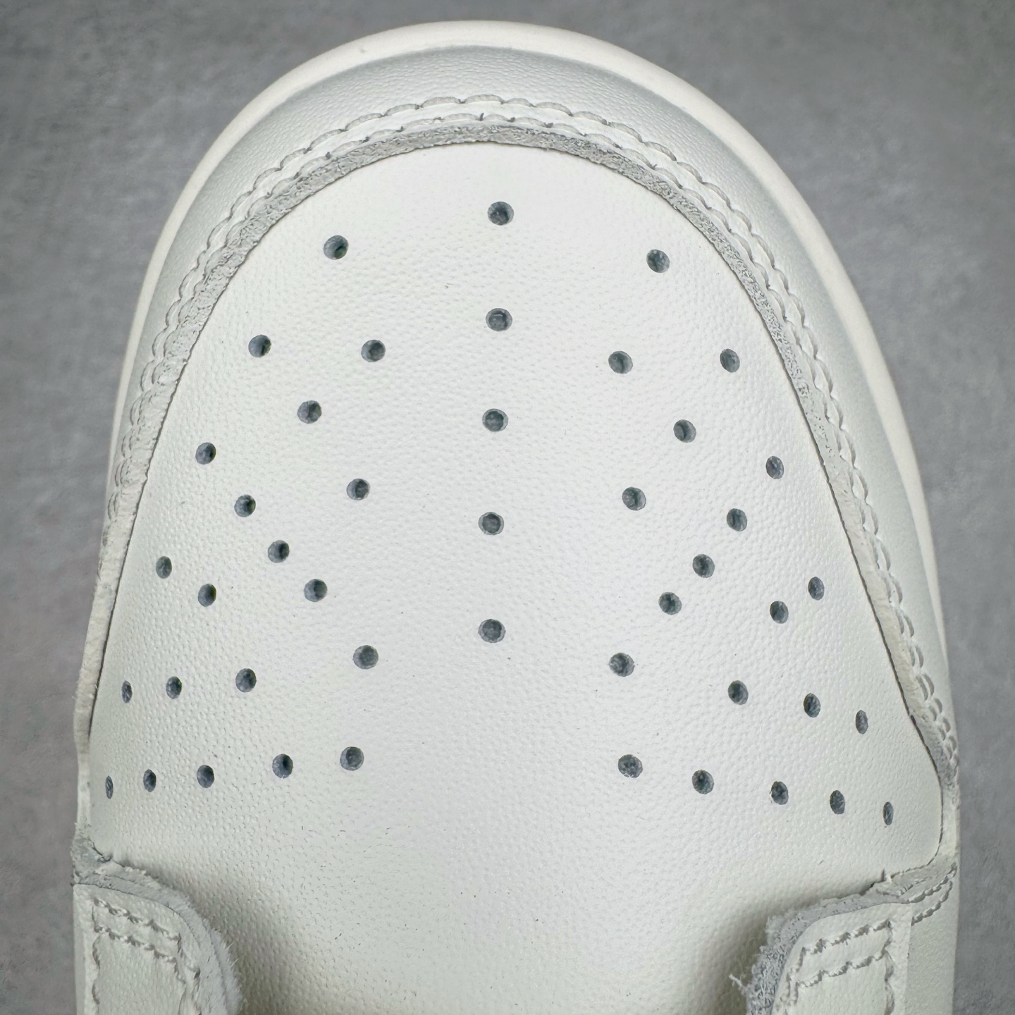 图片[14]-＃YC纯原 NK Dunk Low 樱絮流光 WP0510-068 此款采用杏白奶白为主色调，似春日未醒的朦胧天光。樱花粉Swoosh划破静谧，似风吹落樱，在鞋尾晕染一片柔霞。半透明底盛住飘落的花影，步履间流光隐现。侧畔\\\”Good Luck\\\”暗语悄然绽放，好运非偶然，是向世界轻盈奔跑时，风与花瓣自愿追随的脚步。———穿一身轻灵，与花期同行。定制系列天花板 无原鞋不开发 全系列得物原鞋一比一校对开发 配色持续更新中 终端对接 优势输出 全套原厂楦头原纸板数据档案倾力打造 原汁原味莞产 极致还原 圈内最强针车工艺 高端零售指定版 广东原厂配套原盒原标 鞋盒分三个尺码段 原厂冲刀 超高清洁度 全鞋零毛边皮料切割 采用原厂百宏鞋带以及原厂百宏织唛舌标 内标可供原厂几率过验 进口原装条纹中底布 四线拉帮白色点胶 原厂拉帮手法遵循公司 原厂电绣 极致还原 尺码：36 36.5 37.5 38 38.5 39 40 40.5 41 42 42.5 43 44 44.5 45 46-选品中心