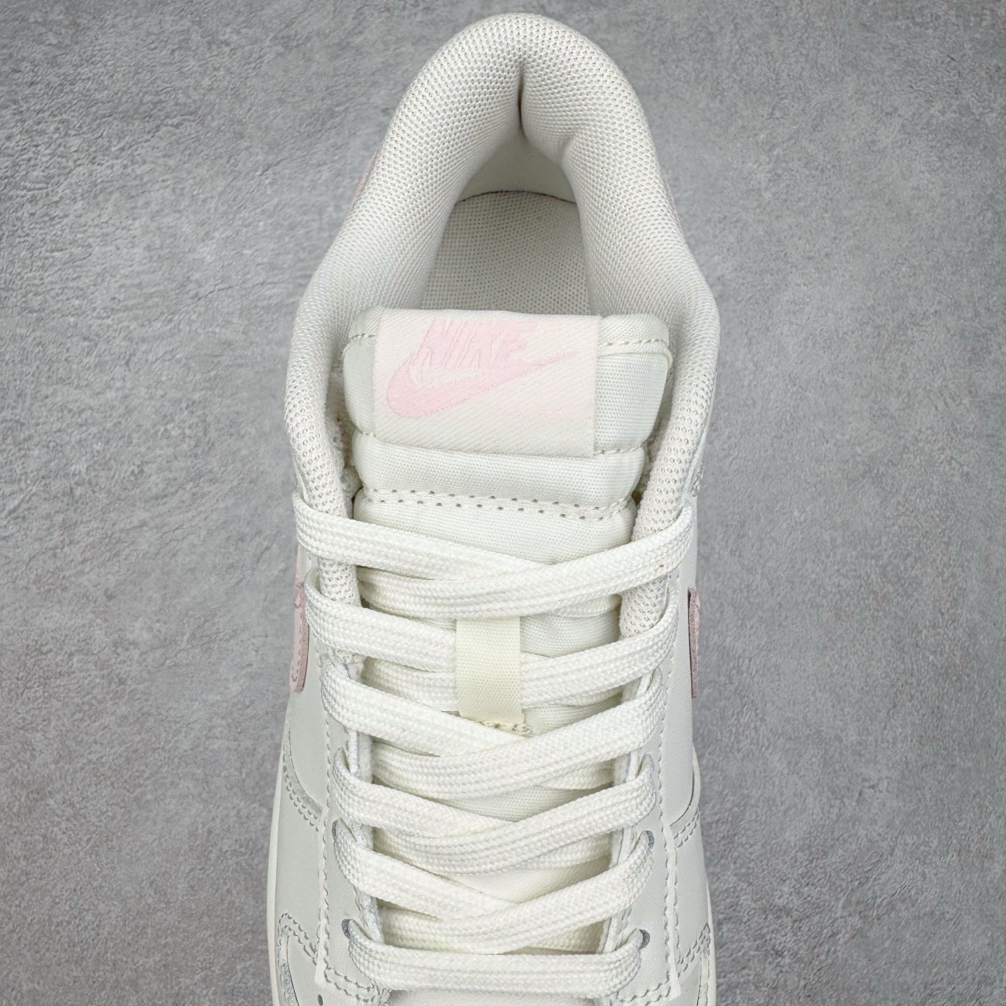 图片[5]-＃YC纯原 NK Dunk Low 樱絮流光 WP0510-068 此款采用杏白奶白为主色调，似春日未醒的朦胧天光。樱花粉Swoosh划破静谧，似风吹落樱，在鞋尾晕染一片柔霞。半透明底盛住飘落的花影，步履间流光隐现。侧畔\\\”Good Luck\\\”暗语悄然绽放，好运非偶然，是向世界轻盈奔跑时，风与花瓣自愿追随的脚步。———穿一身轻灵，与花期同行。定制系列天花板 无原鞋不开发 全系列得物原鞋一比一校对开发 配色持续更新中 终端对接 优势输出 全套原厂楦头原纸板数据档案倾力打造 原汁原味莞产 极致还原 圈内最强针车工艺 高端零售指定版 广东原厂配套原盒原标 鞋盒分三个尺码段 原厂冲刀 超高清洁度 全鞋零毛边皮料切割 采用原厂百宏鞋带以及原厂百宏织唛舌标 内标可供原厂几率过验 进口原装条纹中底布 四线拉帮白色点胶 原厂拉帮手法遵循公司 原厂电绣 极致还原 尺码：36 36.5 37.5 38 38.5 39 40 40.5 41 42 42.5 43 44 44.5 45 46-选品中心