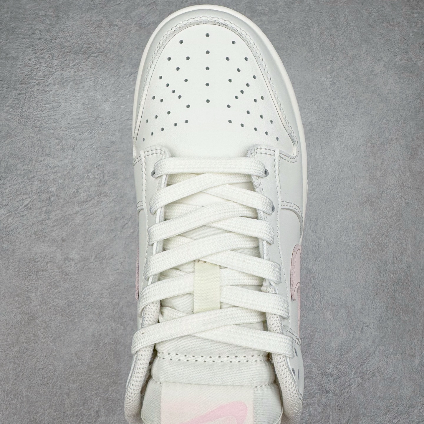 图片[4]-＃YC纯原 NK Dunk Low 樱絮流光 WP0510-068 此款采用杏白奶白为主色调，似春日未醒的朦胧天光。樱花粉Swoosh划破静谧，似风吹落樱，在鞋尾晕染一片柔霞。半透明底盛住飘落的花影，步履间流光隐现。侧畔\\\”Good Luck\\\”暗语悄然绽放，好运非偶然，是向世界轻盈奔跑时，风与花瓣自愿追随的脚步。———穿一身轻灵，与花期同行。定制系列天花板 无原鞋不开发 全系列得物原鞋一比一校对开发 配色持续更新中 终端对接 优势输出 全套原厂楦头原纸板数据档案倾力打造 原汁原味莞产 极致还原 圈内最强针车工艺 高端零售指定版 广东原厂配套原盒原标 鞋盒分三个尺码段 原厂冲刀 超高清洁度 全鞋零毛边皮料切割 采用原厂百宏鞋带以及原厂百宏织唛舌标 内标可供原厂几率过验 进口原装条纹中底布 四线拉帮白色点胶 原厂拉帮手法遵循公司 原厂电绣 极致还原 尺码：36 36.5 37.5 38 38.5 39 40 40.5 41 42 42.5 43 44 44.5 45 46-选品中心