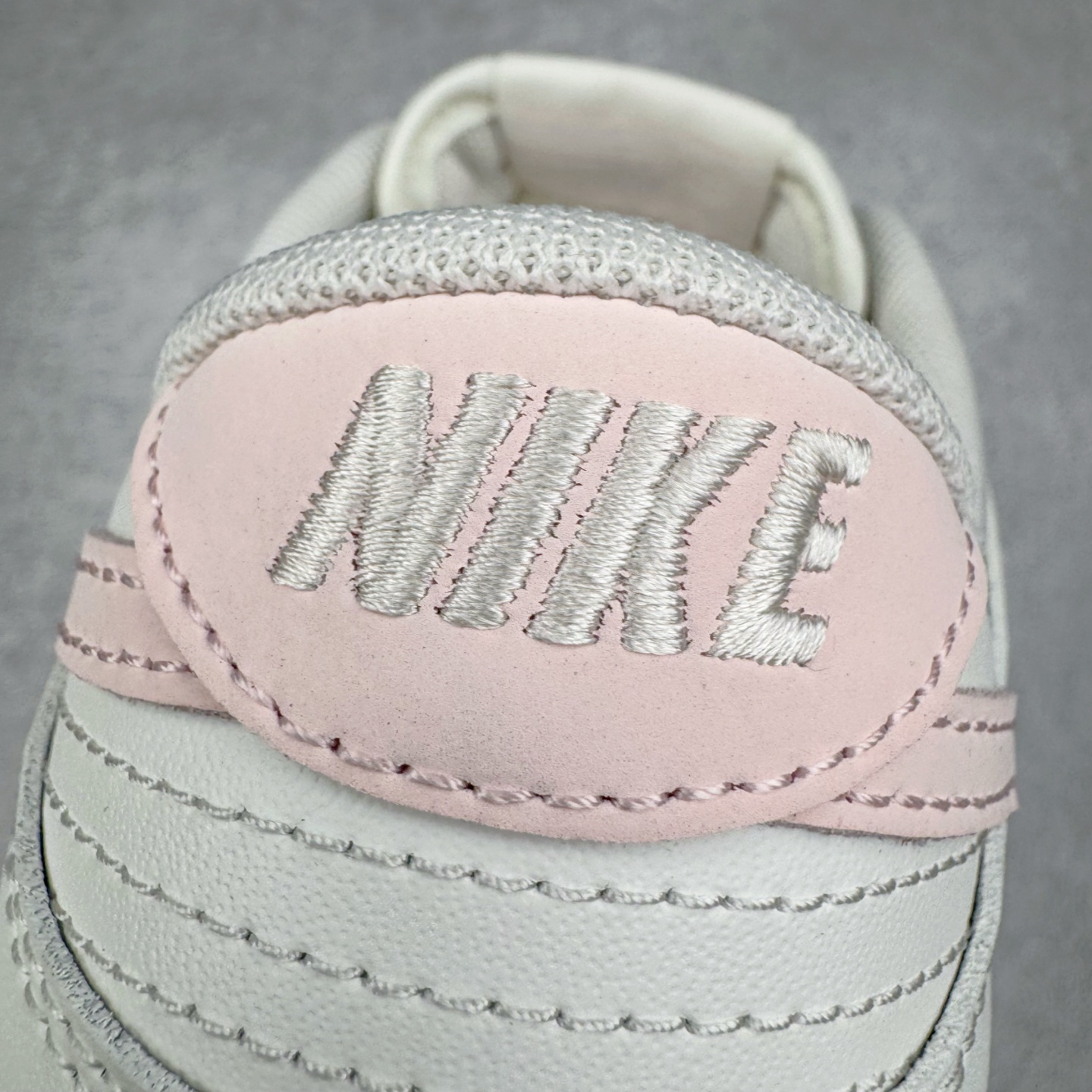 图片[15]-＃YC纯原 NK Dunk Low 樱絮流光 WP0510-068 此款采用杏白奶白为主色调，似春日未醒的朦胧天光。樱花粉Swoosh划破静谧，似风吹落樱，在鞋尾晕染一片柔霞。半透明底盛住飘落的花影，步履间流光隐现。侧畔\\\”Good Luck\\\”暗语悄然绽放，好运非偶然，是向世界轻盈奔跑时，风与花瓣自愿追随的脚步。———穿一身轻灵，与花期同行。定制系列天花板 无原鞋不开发 全系列得物原鞋一比一校对开发 配色持续更新中 终端对接 优势输出 全套原厂楦头原纸板数据档案倾力打造 原汁原味莞产 极致还原 圈内最强针车工艺 高端零售指定版 广东原厂配套原盒原标 鞋盒分三个尺码段 原厂冲刀 超高清洁度 全鞋零毛边皮料切割 采用原厂百宏鞋带以及原厂百宏织唛舌标 内标可供原厂几率过验 进口原装条纹中底布 四线拉帮白色点胶 原厂拉帮手法遵循公司 原厂电绣 极致还原 尺码：36 36.5 37.5 38 38.5 39 40 40.5 41 42 42.5 43 44 44.5 45 46-选品中心