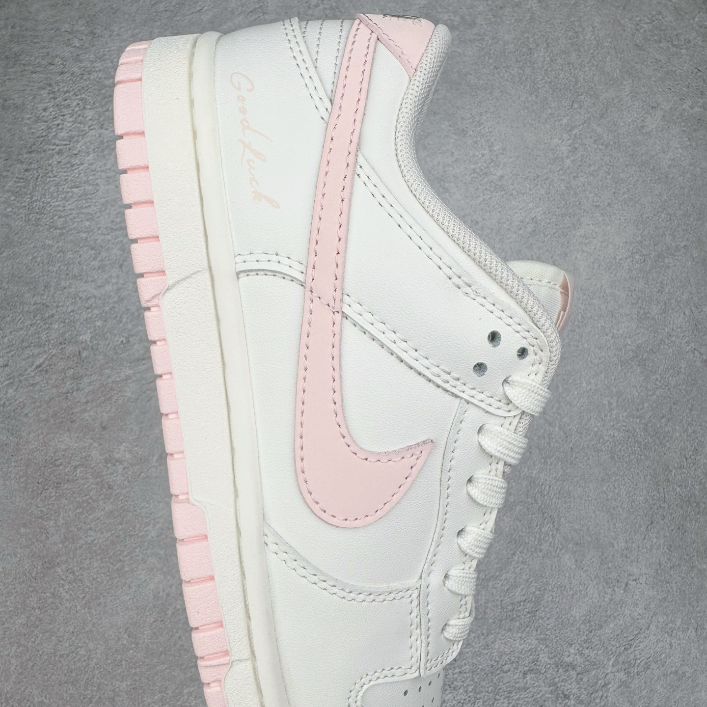 图片[6]-＃YC纯原 NK Dunk Low 樱絮流光 WP0510-068 此款采用杏白奶白为主色调，似春日未醒的朦胧天光。樱花粉Swoosh划破静谧，似风吹落樱，在鞋尾晕染一片柔霞。半透明底盛住飘落的花影，步履间流光隐现。侧畔\\\”Good Luck\\\”暗语悄然绽放，好运非偶然，是向世界轻盈奔跑时，风与花瓣自愿追随的脚步。———穿一身轻灵，与花期同行。定制系列天花板 无原鞋不开发 全系列得物原鞋一比一校对开发 配色持续更新中 终端对接 优势输出 全套原厂楦头原纸板数据档案倾力打造 原汁原味莞产 极致还原 圈内最强针车工艺 高端零售指定版 广东原厂配套原盒原标 鞋盒分三个尺码段 原厂冲刀 超高清洁度 全鞋零毛边皮料切割 采用原厂百宏鞋带以及原厂百宏织唛舌标 内标可供原厂几率过验 进口原装条纹中底布 四线拉帮白色点胶 原厂拉帮手法遵循公司 原厂电绣 极致还原 尺码：36 36.5 37.5 38 38.5 39 40 40.5 41 42 42.5 43 44 44.5 45 46-选品中心