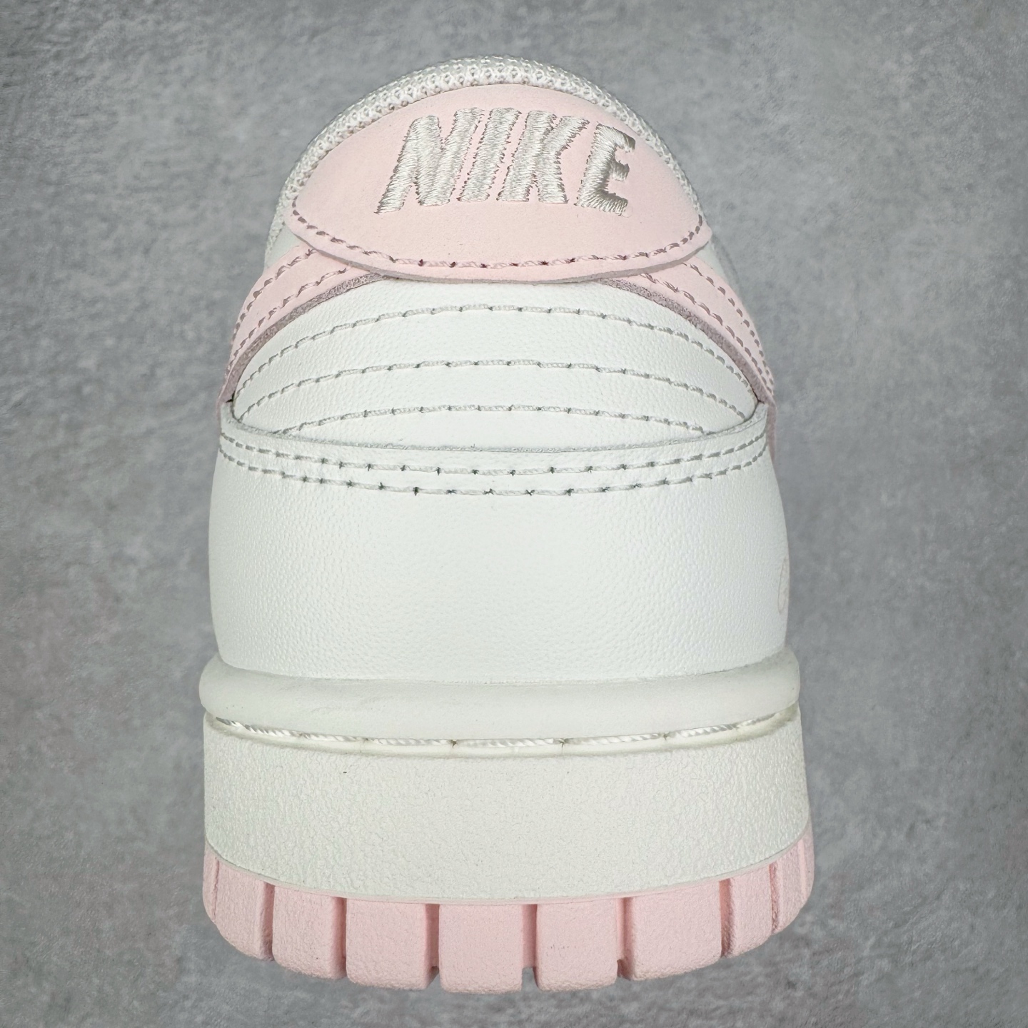 图片[8]-＃YC纯原 NK Dunk Low 樱絮流光 WP0510-068 此款采用杏白奶白为主色调，似春日未醒的朦胧天光。樱花粉Swoosh划破静谧，似风吹落樱，在鞋尾晕染一片柔霞。半透明底盛住飘落的花影，步履间流光隐现。侧畔\\\”Good Luck\\\”暗语悄然绽放，好运非偶然，是向世界轻盈奔跑时，风与花瓣自愿追随的脚步。———穿一身轻灵，与花期同行。定制系列天花板 无原鞋不开发 全系列得物原鞋一比一校对开发 配色持续更新中 终端对接 优势输出 全套原厂楦头原纸板数据档案倾力打造 原汁原味莞产 极致还原 圈内最强针车工艺 高端零售指定版 广东原厂配套原盒原标 鞋盒分三个尺码段 原厂冲刀 超高清洁度 全鞋零毛边皮料切割 采用原厂百宏鞋带以及原厂百宏织唛舌标 内标可供原厂几率过验 进口原装条纹中底布 四线拉帮白色点胶 原厂拉帮手法遵循公司 原厂电绣 极致还原 尺码：36 36.5 37.5 38 38.5 39 40 40.5 41 42 42.5 43 44 44.5 45 46-选品中心