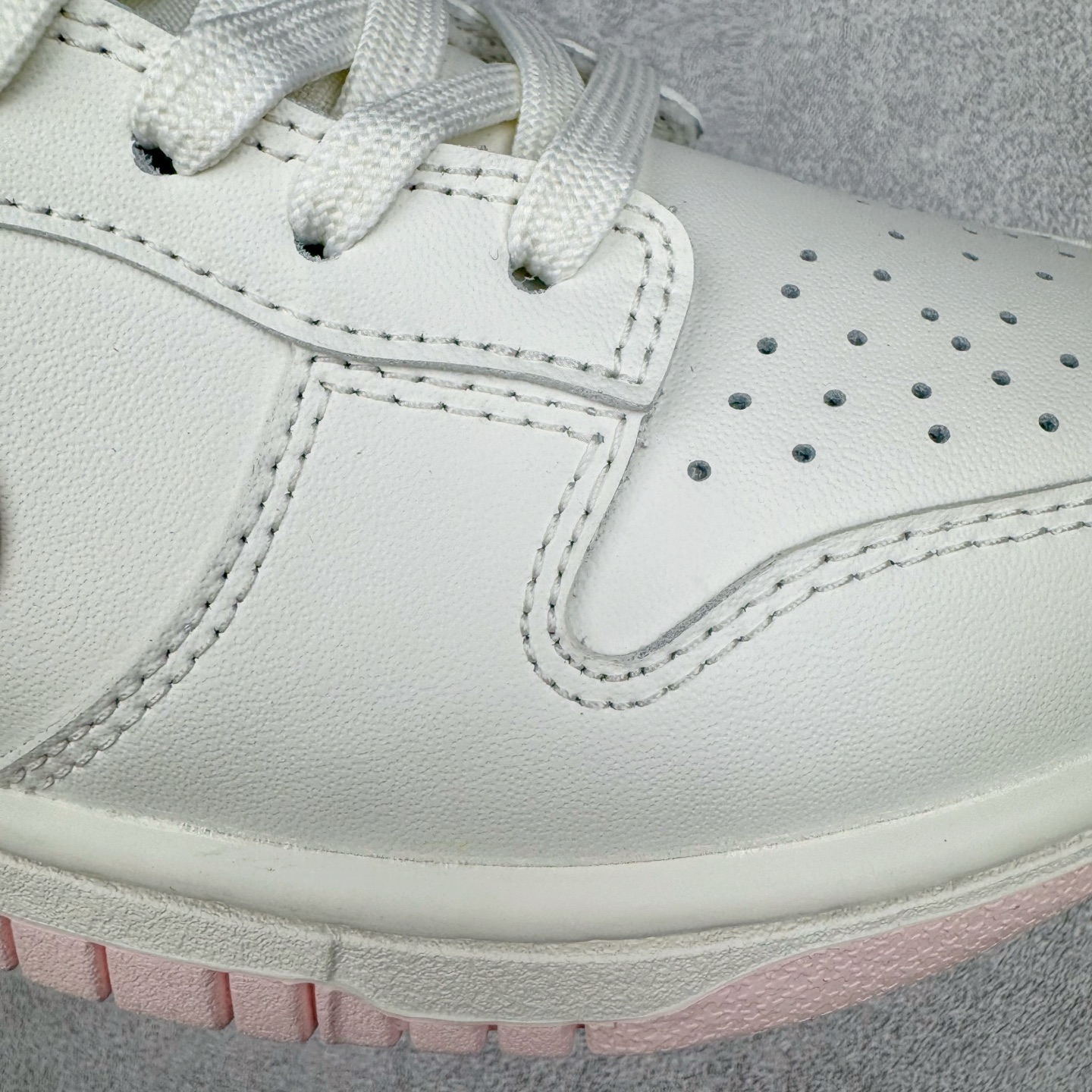 图片[17]-＃YC纯原 NK Dunk Low 樱絮流光 WP0510-068 此款采用杏白奶白为主色调，似春日未醒的朦胧天光。樱花粉Swoosh划破静谧，似风吹落樱，在鞋尾晕染一片柔霞。半透明底盛住飘落的花影，步履间流光隐现。侧畔\\\”Good Luck\\\”暗语悄然绽放，好运非偶然，是向世界轻盈奔跑时，风与花瓣自愿追随的脚步。———穿一身轻灵，与花期同行。定制系列天花板 无原鞋不开发 全系列得物原鞋一比一校对开发 配色持续更新中 终端对接 优势输出 全套原厂楦头原纸板数据档案倾力打造 原汁原味莞产 极致还原 圈内最强针车工艺 高端零售指定版 广东原厂配套原盒原标 鞋盒分三个尺码段 原厂冲刀 超高清洁度 全鞋零毛边皮料切割 采用原厂百宏鞋带以及原厂百宏织唛舌标 内标可供原厂几率过验 进口原装条纹中底布 四线拉帮白色点胶 原厂拉帮手法遵循公司 原厂电绣 极致还原 尺码：36 36.5 37.5 38 38.5 39 40 40.5 41 42 42.5 43 44 44.5 45 46-选品中心