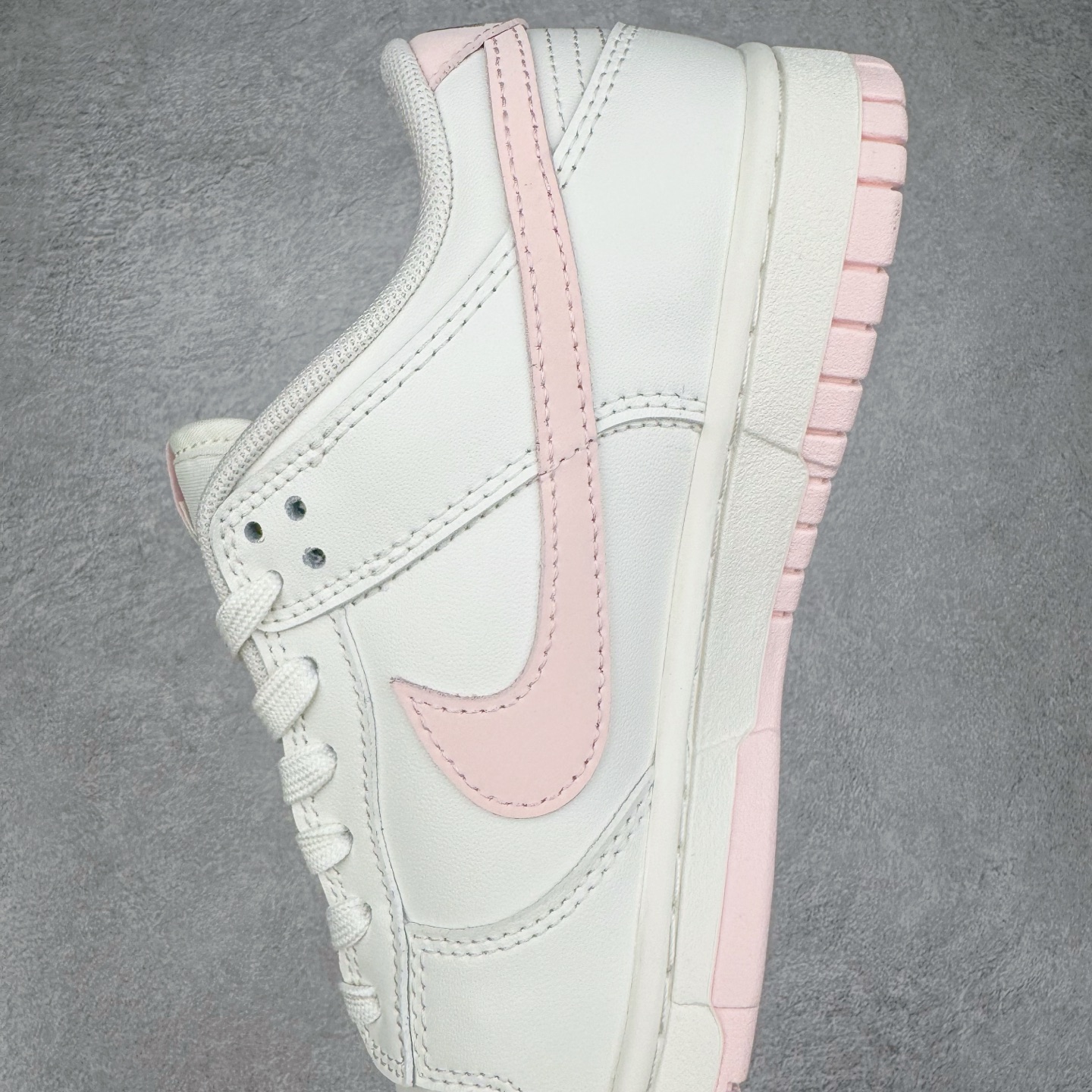 图片[7]-＃YC纯原 NK Dunk Low 樱絮流光 WP0510-068 此款采用杏白奶白为主色调，似春日未醒的朦胧天光。樱花粉Swoosh划破静谧，似风吹落樱，在鞋尾晕染一片柔霞。半透明底盛住飘落的花影，步履间流光隐现。侧畔\\\”Good Luck\\\”暗语悄然绽放，好运非偶然，是向世界轻盈奔跑时，风与花瓣自愿追随的脚步。———穿一身轻灵，与花期同行。定制系列天花板 无原鞋不开发 全系列得物原鞋一比一校对开发 配色持续更新中 终端对接 优势输出 全套原厂楦头原纸板数据档案倾力打造 原汁原味莞产 极致还原 圈内最强针车工艺 高端零售指定版 广东原厂配套原盒原标 鞋盒分三个尺码段 原厂冲刀 超高清洁度 全鞋零毛边皮料切割 采用原厂百宏鞋带以及原厂百宏织唛舌标 内标可供原厂几率过验 进口原装条纹中底布 四线拉帮白色点胶 原厂拉帮手法遵循公司 原厂电绣 极致还原 尺码：36 36.5 37.5 38 38.5 39 40 40.5 41 42 42.5 43 44 44.5 45 46-选品中心