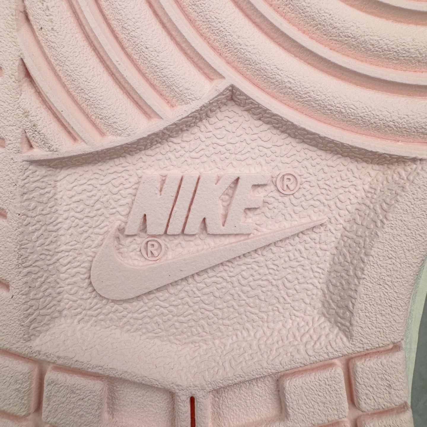 图片[19]-＃YC纯原 NK Dunk Low 樱絮流光 WP0510-068 此款采用杏白奶白为主色调，似春日未醒的朦胧天光。樱花粉Swoosh划破静谧，似风吹落樱，在鞋尾晕染一片柔霞。半透明底盛住飘落的花影，步履间流光隐现。侧畔\\\”Good Luck\\\”暗语悄然绽放，好运非偶然，是向世界轻盈奔跑时，风与花瓣自愿追随的脚步。———穿一身轻灵，与花期同行。定制系列天花板 无原鞋不开发 全系列得物原鞋一比一校对开发 配色持续更新中 终端对接 优势输出 全套原厂楦头原纸板数据档案倾力打造 原汁原味莞产 极致还原 圈内最强针车工艺 高端零售指定版 广东原厂配套原盒原标 鞋盒分三个尺码段 原厂冲刀 超高清洁度 全鞋零毛边皮料切割 采用原厂百宏鞋带以及原厂百宏织唛舌标 内标可供原厂几率过验 进口原装条纹中底布 四线拉帮白色点胶 原厂拉帮手法遵循公司 原厂电绣 极致还原 尺码：36 36.5 37.5 38 38.5 39 40 40.5 41 42 42.5 43 44 44.5 45 46-选品中心