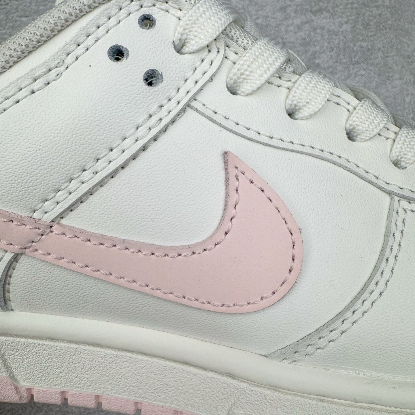 图片[18]-＃YC纯原 NK Dunk Low 樱絮流光 WP0510-068 此款采用杏白奶白为主色调，似春日未醒的朦胧天光。樱花粉Swoosh划破静谧，似风吹落樱，在鞋尾晕染一片柔霞。半透明底盛住飘落的花影，步履间流光隐现。侧畔\\\”Good Luck\\\”暗语悄然绽放，好运非偶然，是向世界轻盈奔跑时，风与花瓣自愿追随的脚步。———穿一身轻灵，与花期同行。定制系列天花板 无原鞋不开发 全系列得物原鞋一比一校对开发 配色持续更新中 终端对接 优势输出 全套原厂楦头原纸板数据档案倾力打造 原汁原味莞产 极致还原 圈内最强针车工艺 高端零售指定版 广东原厂配套原盒原标 鞋盒分三个尺码段 原厂冲刀 超高清洁度 全鞋零毛边皮料切割 采用原厂百宏鞋带以及原厂百宏织唛舌标 内标可供原厂几率过验 进口原装条纹中底布 四线拉帮白色点胶 原厂拉帮手法遵循公司 原厂电绣 极致还原 尺码：36 36.5 37.5 38 38.5 39 40 40.5 41 42 42.5 43 44 44.5 45 46-选品中心