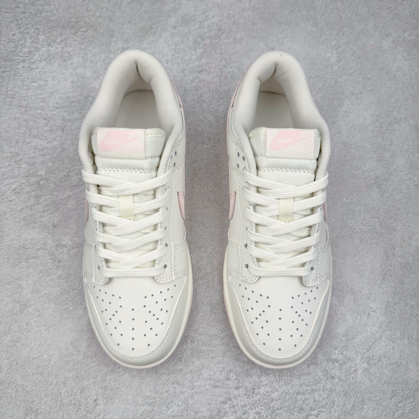 图片[2]-＃YC纯原 NK Dunk Low 樱絮流光 WP0510-068 此款采用杏白奶白为主色调，似春日未醒的朦胧天光。樱花粉Swoosh划破静谧，似风吹落樱，在鞋尾晕染一片柔霞。半透明底盛住飘落的花影，步履间流光隐现。侧畔\\\”Good Luck\\\”暗语悄然绽放，好运非偶然，是向世界轻盈奔跑时，风与花瓣自愿追随的脚步。———穿一身轻灵，与花期同行。定制系列天花板 无原鞋不开发 全系列得物原鞋一比一校对开发 配色持续更新中 终端对接 优势输出 全套原厂楦头原纸板数据档案倾力打造 原汁原味莞产 极致还原 圈内最强针车工艺 高端零售指定版 广东原厂配套原盒原标 鞋盒分三个尺码段 原厂冲刀 超高清洁度 全鞋零毛边皮料切割 采用原厂百宏鞋带以及原厂百宏织唛舌标 内标可供原厂几率过验 进口原装条纹中底布 四线拉帮白色点胶 原厂拉帮手法遵循公司 原厂电绣 极致还原 尺码：36 36.5 37.5 38 38.5 39 40 40.5 41 42 42.5 43 44 44.5 45 46-选品中心