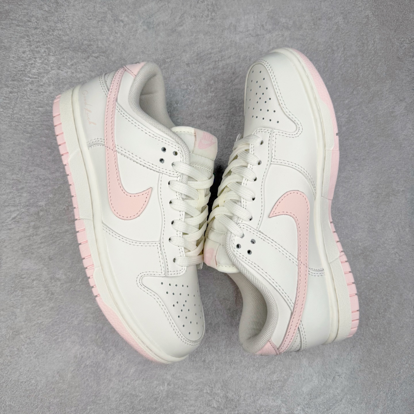 图片[3]-＃YC纯原 NK Dunk Low 樱絮流光 WP0510-068 此款采用杏白奶白为主色调，似春日未醒的朦胧天光。樱花粉Swoosh划破静谧，似风吹落樱，在鞋尾晕染一片柔霞。半透明底盛住飘落的花影，步履间流光隐现。侧畔\\\”Good Luck\\\”暗语悄然绽放，好运非偶然，是向世界轻盈奔跑时，风与花瓣自愿追随的脚步。———穿一身轻灵，与花期同行。定制系列天花板 无原鞋不开发 全系列得物原鞋一比一校对开发 配色持续更新中 终端对接 优势输出 全套原厂楦头原纸板数据档案倾力打造 原汁原味莞产 极致还原 圈内最强针车工艺 高端零售指定版 广东原厂配套原盒原标 鞋盒分三个尺码段 原厂冲刀 超高清洁度 全鞋零毛边皮料切割 采用原厂百宏鞋带以及原厂百宏织唛舌标 内标可供原厂几率过验 进口原装条纹中底布 四线拉帮白色点胶 原厂拉帮手法遵循公司 原厂电绣 极致还原 尺码：36 36.5 37.5 38 38.5 39 40 40.5 41 42 42.5 43 44 44.5 45 46-选品中心