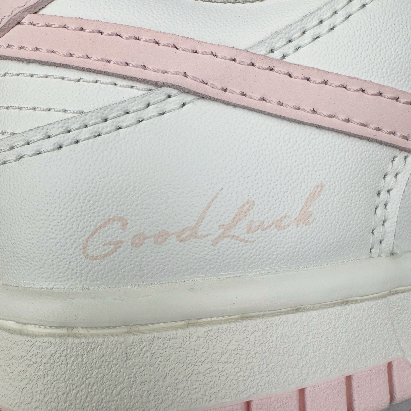 图片[16]-＃YC纯原 NK Dunk Low 樱絮流光 WP0510-068 此款采用杏白奶白为主色调，似春日未醒的朦胧天光。樱花粉Swoosh划破静谧，似风吹落樱，在鞋尾晕染一片柔霞。半透明底盛住飘落的花影，步履间流光隐现。侧畔\\\”Good Luck\\\”暗语悄然绽放，好运非偶然，是向世界轻盈奔跑时，风与花瓣自愿追随的脚步。———穿一身轻灵，与花期同行。定制系列天花板 无原鞋不开发 全系列得物原鞋一比一校对开发 配色持续更新中 终端对接 优势输出 全套原厂楦头原纸板数据档案倾力打造 原汁原味莞产 极致还原 圈内最强针车工艺 高端零售指定版 广东原厂配套原盒原标 鞋盒分三个尺码段 原厂冲刀 超高清洁度 全鞋零毛边皮料切割 采用原厂百宏鞋带以及原厂百宏织唛舌标 内标可供原厂几率过验 进口原装条纹中底布 四线拉帮白色点胶 原厂拉帮手法遵循公司 原厂电绣 极致还原 尺码：36 36.5 37.5 38 38.5 39 40 40.5 41 42 42.5 43 44 44.5 45 46-选品中心