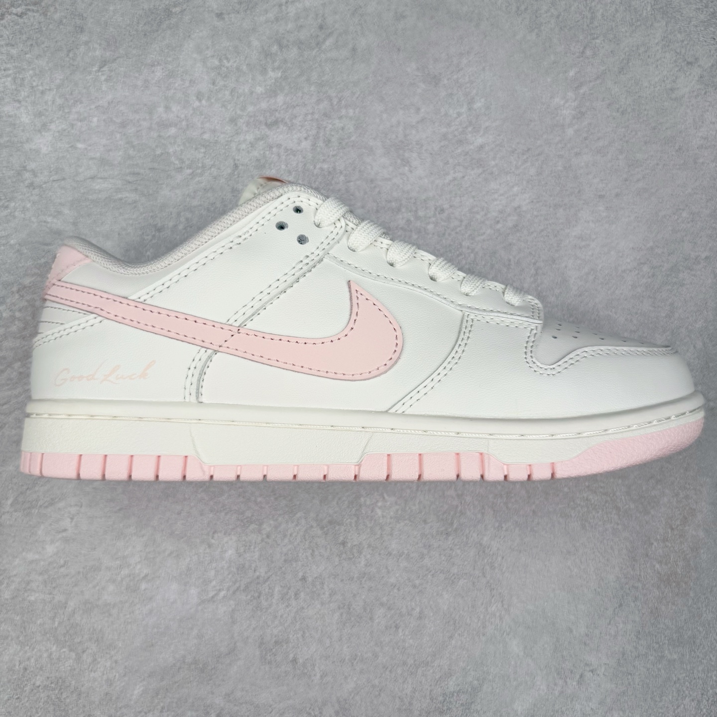 ＃YC纯原 NK Dunk Low 樱絮流光 WP0510-068 此款采用杏白奶白为主色调，似春日未醒的朦胧天光。樱花粉Swoosh划破静谧，似风吹落樱，在鞋尾晕染一片柔霞。半透明底盛住飘落的花影，步履间流光隐现。侧畔\\\”Good Luck\\\”暗语悄然绽放，好运非偶然，是向世界轻盈奔跑时，风与花瓣自愿追随的脚步。———穿一身轻灵，与花期同行。定制系列天花板 无原鞋不开发 全系列得物原鞋一比一校对开发 配色持续更新中 终端对接 优势输出 全套原厂楦头原纸板数据档案倾力打造 原汁原味莞产 极致还原 圈内最强针车工艺 高端零售指定版 广东原厂配套原盒原标 鞋盒分三个尺码段 原厂冲刀 超高清洁度 全鞋零毛边皮料切割 采用原厂百宏鞋带以及原厂百宏织唛舌标 内标可供原厂几率过验 进口原装条纹中底布 四线拉帮白色点胶 原厂拉帮手法遵循公司 原厂电绣 极致还原 尺码：36 36.5 37.5 38 38.5 39 40 40.5 41 42 42.5 43 44 44.5 45 46-选品中心