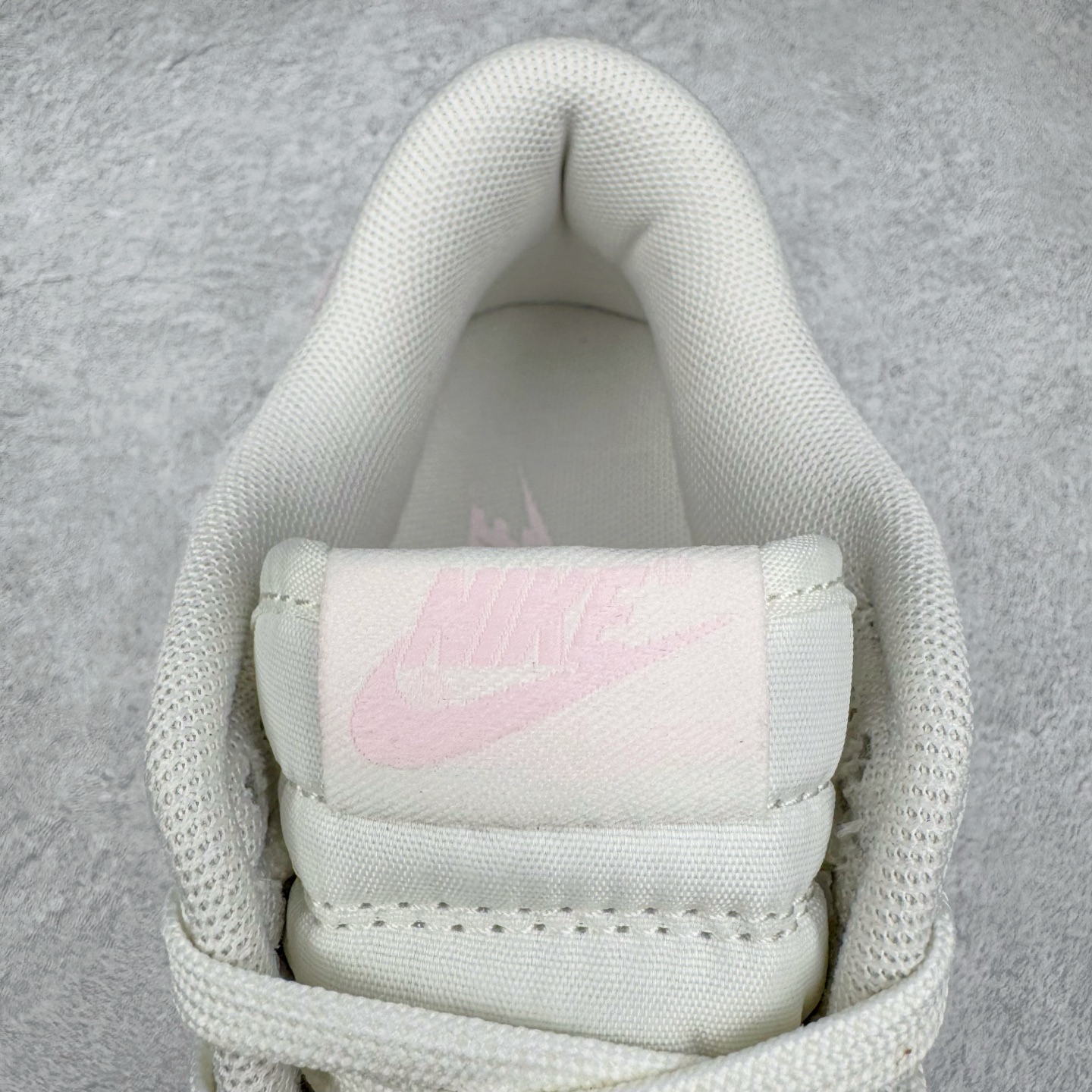 图片[13]-＃YC纯原 NK Dunk Low 樱絮流光 WP0510-068 此款采用杏白奶白为主色调，似春日未醒的朦胧天光。樱花粉Swoosh划破静谧，似风吹落樱，在鞋尾晕染一片柔霞。半透明底盛住飘落的花影，步履间流光隐现。侧畔\\\”Good Luck\\\”暗语悄然绽放，好运非偶然，是向世界轻盈奔跑时，风与花瓣自愿追随的脚步。———穿一身轻灵，与花期同行。定制系列天花板 无原鞋不开发 全系列得物原鞋一比一校对开发 配色持续更新中 终端对接 优势输出 全套原厂楦头原纸板数据档案倾力打造 原汁原味莞产 极致还原 圈内最强针车工艺 高端零售指定版 广东原厂配套原盒原标 鞋盒分三个尺码段 原厂冲刀 超高清洁度 全鞋零毛边皮料切割 采用原厂百宏鞋带以及原厂百宏织唛舌标 内标可供原厂几率过验 进口原装条纹中底布 四线拉帮白色点胶 原厂拉帮手法遵循公司 原厂电绣 极致还原 尺码：36 36.5 37.5 38 38.5 39 40 40.5 41 42 42.5 43 44 44.5 45 46-选品中心