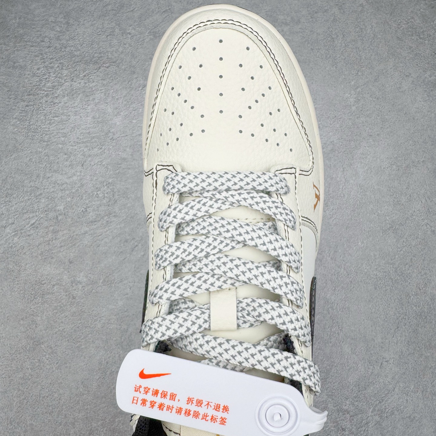 图片[4]-NK Dunk Low 定制配色 JP1628-013 大厂出品 极力推荐 原装头层材料 独家版型蒸餾加工帶來的是更好的视觉和脚感体验大厂纯原品质出货 清洁度 电绣工艺 皮料切割干净无任何毛边 细节完美 实拍调校N版已经零色差零失真 百分百还原实物色彩所见即所得 不存在货不对板色差等低级问题 选购参考实物拍摄 不混卖不参货 只用心做好货严格选品 承诺混一赔十 尺码：36 36.5 37.5 38 38.5 39 40 40.5 41 42 42.5 43 44 44.5 45-选品中心