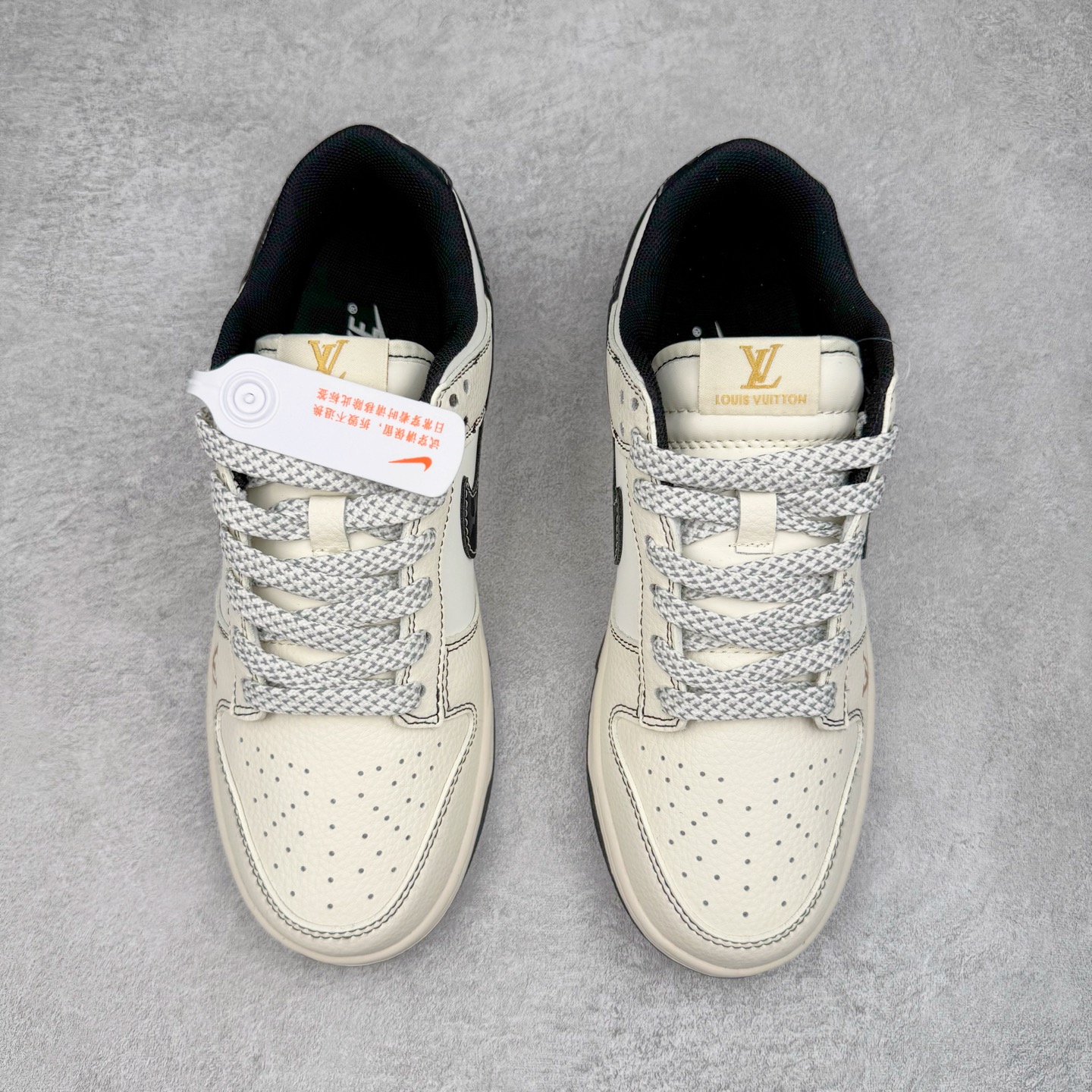 图片[2]-NK Dunk Low 定制配色 JP1628-013 大厂出品 极力推荐 原装头层材料 独家版型蒸餾加工帶來的是更好的视觉和脚感体验大厂纯原品质出货 清洁度 电绣工艺 皮料切割干净无任何毛边 细节完美 实拍调校N版已经零色差零失真 百分百还原实物色彩所见即所得 不存在货不对板色差等低级问题 选购参考实物拍摄 不混卖不参货 只用心做好货严格选品 承诺混一赔十 尺码：36 36.5 37.5 38 38.5 39 40 40.5 41 42 42.5 43 44 44.5 45-选品中心