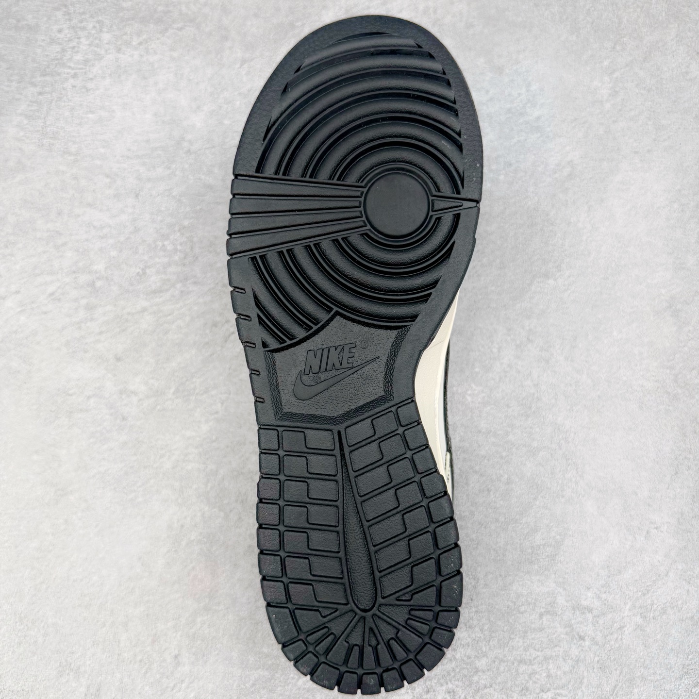 图片[9]-NK Dunk Low 定制配色 JP1628-013 大厂出品 极力推荐 原装头层材料 独家版型蒸餾加工帶來的是更好的视觉和脚感体验大厂纯原品质出货 清洁度 电绣工艺 皮料切割干净无任何毛边 细节完美 实拍调校N版已经零色差零失真 百分百还原实物色彩所见即所得 不存在货不对板色差等低级问题 选购参考实物拍摄 不混卖不参货 只用心做好货严格选品 承诺混一赔十 尺码：36 36.5 37.5 38 38.5 39 40 40.5 41 42 42.5 43 44 44.5 45-选品中心