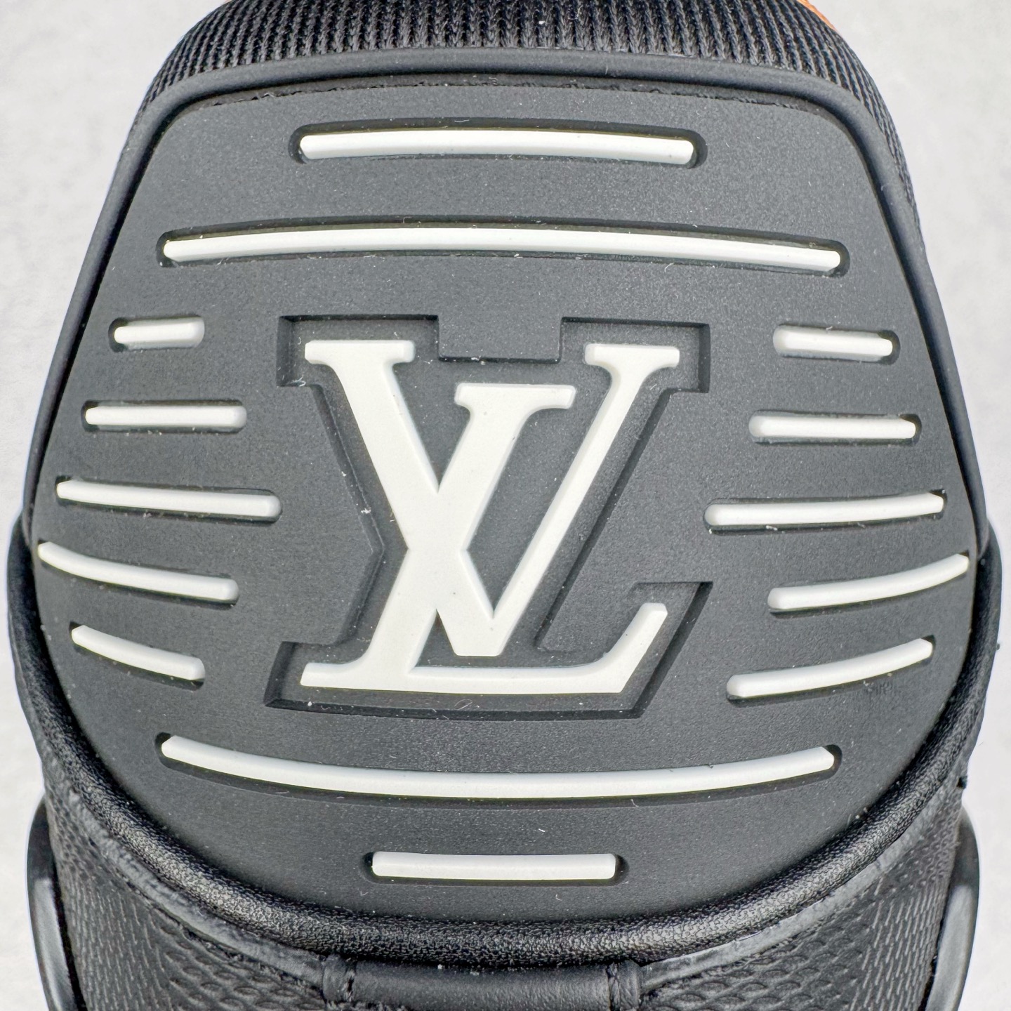 图片[14]-＃GD广顶 Louis Vuitton Trainer lv路易威登时装走秀运动时尚板鞋 外贸零售特供批次 2023全新纸板数据 印花高频效果碾压市面 市售天花板产物 耗时半年巨作 全套原厂新版原纸板楦头开发 原厂特供皮料加持 市场所有版本中综合最强的货品 GD实力大厂出品 全网最全配色更新最快 最成熟的做工稳定的品控 完美鞋型超高的清洁度 零毛边线头瑕疵 全套原楦原纸版原鞋开模 全网最具灵魂的版型 正确原装黄色鞋盒 正确中底印花 鞋面印花3D高频深度立体 全鞋电脑针车 紧密相连 针距密度一致 环保乳胶注塑鞋垫 厚度脚感还原原版 皮面裁剪部位 统一油边封口工艺 原装橡胶大底含胶量大底组合零偏差 专柜全套包装 防尘袋 说明书 质保卡 男女鞋 尺码：35 36 37 38 39 40 41 42 43 44 45-选品中心