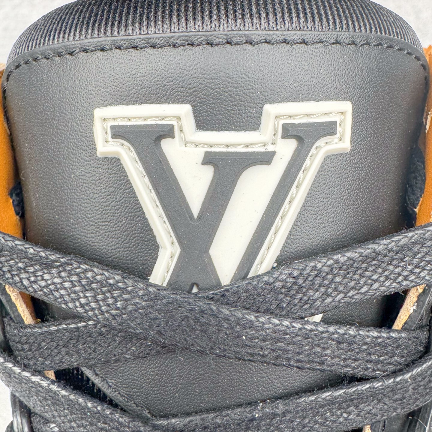 图片[12]-＃GD广顶 Louis Vuitton Trainer lv路易威登时装走秀运动时尚板鞋 外贸零售特供批次 2023全新纸板数据 印花高频效果碾压市面 市售天花板产物 耗时半年巨作 全套原厂新版原纸板楦头开发 原厂特供皮料加持 市场所有版本中综合最强的货品 GD实力大厂出品 全网最全配色更新最快 最成熟的做工稳定的品控 完美鞋型超高的清洁度 零毛边线头瑕疵 全套原楦原纸版原鞋开模 全网最具灵魂的版型 正确原装黄色鞋盒 正确中底印花 鞋面印花3D高频深度立体 全鞋电脑针车 紧密相连 针距密度一致 环保乳胶注塑鞋垫 厚度脚感还原原版 皮面裁剪部位 统一油边封口工艺 原装橡胶大底含胶量大底组合零偏差 专柜全套包装 防尘袋 说明书 质保卡 男女鞋 尺码：35 36 37 38 39 40 41 42 43 44 45-选品中心