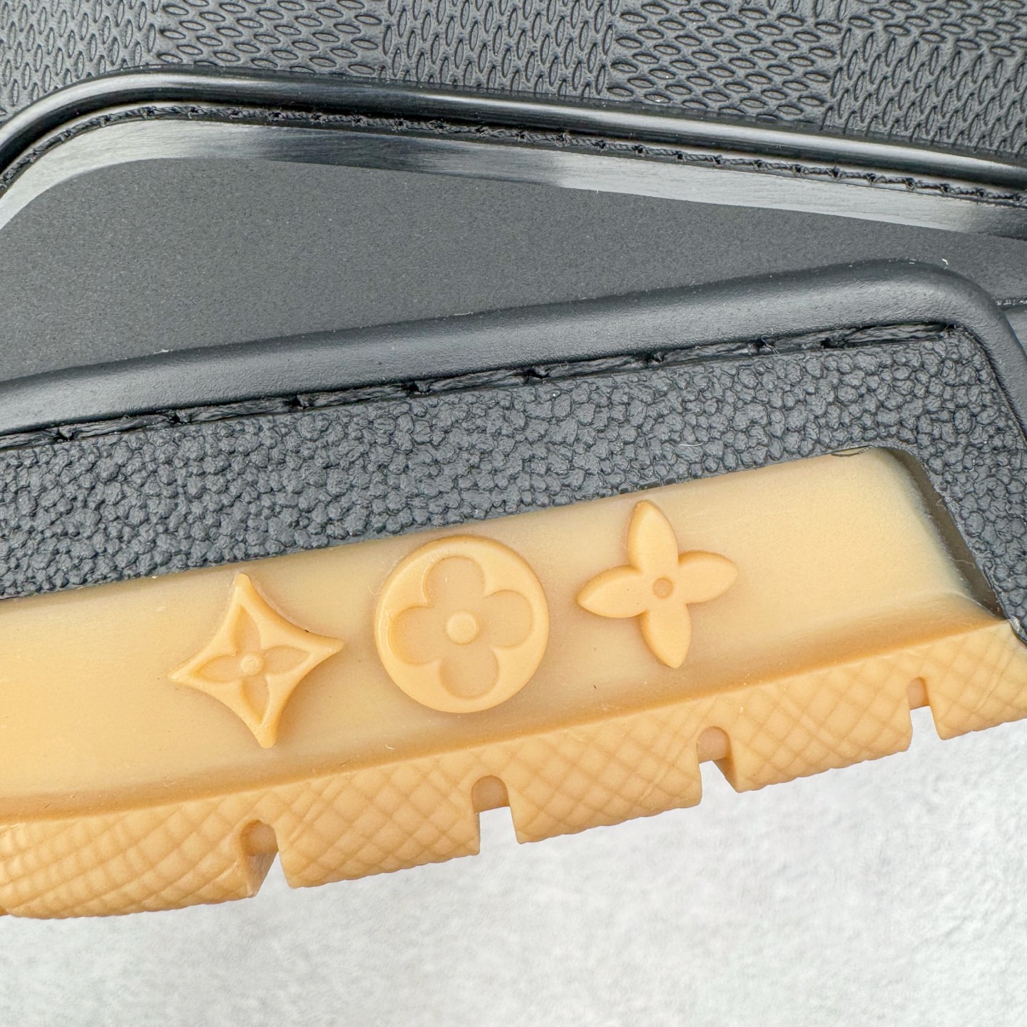 图片[16]-＃GD广顶 Louis Vuitton Trainer lv路易威登时装走秀运动时尚板鞋 外贸零售特供批次 2023全新纸板数据 印花高频效果碾压市面 市售天花板产物 耗时半年巨作 全套原厂新版原纸板楦头开发 原厂特供皮料加持 市场所有版本中综合最强的货品 GD实力大厂出品 全网最全配色更新最快 最成熟的做工稳定的品控 完美鞋型超高的清洁度 零毛边线头瑕疵 全套原楦原纸版原鞋开模 全网最具灵魂的版型 正确原装黄色鞋盒 正确中底印花 鞋面印花3D高频深度立体 全鞋电脑针车 紧密相连 针距密度一致 环保乳胶注塑鞋垫 厚度脚感还原原版 皮面裁剪部位 统一油边封口工艺 原装橡胶大底含胶量大底组合零偏差 专柜全套包装 防尘袋 说明书 质保卡 男女鞋 尺码：35 36 37 38 39 40 41 42 43 44 45-选品中心