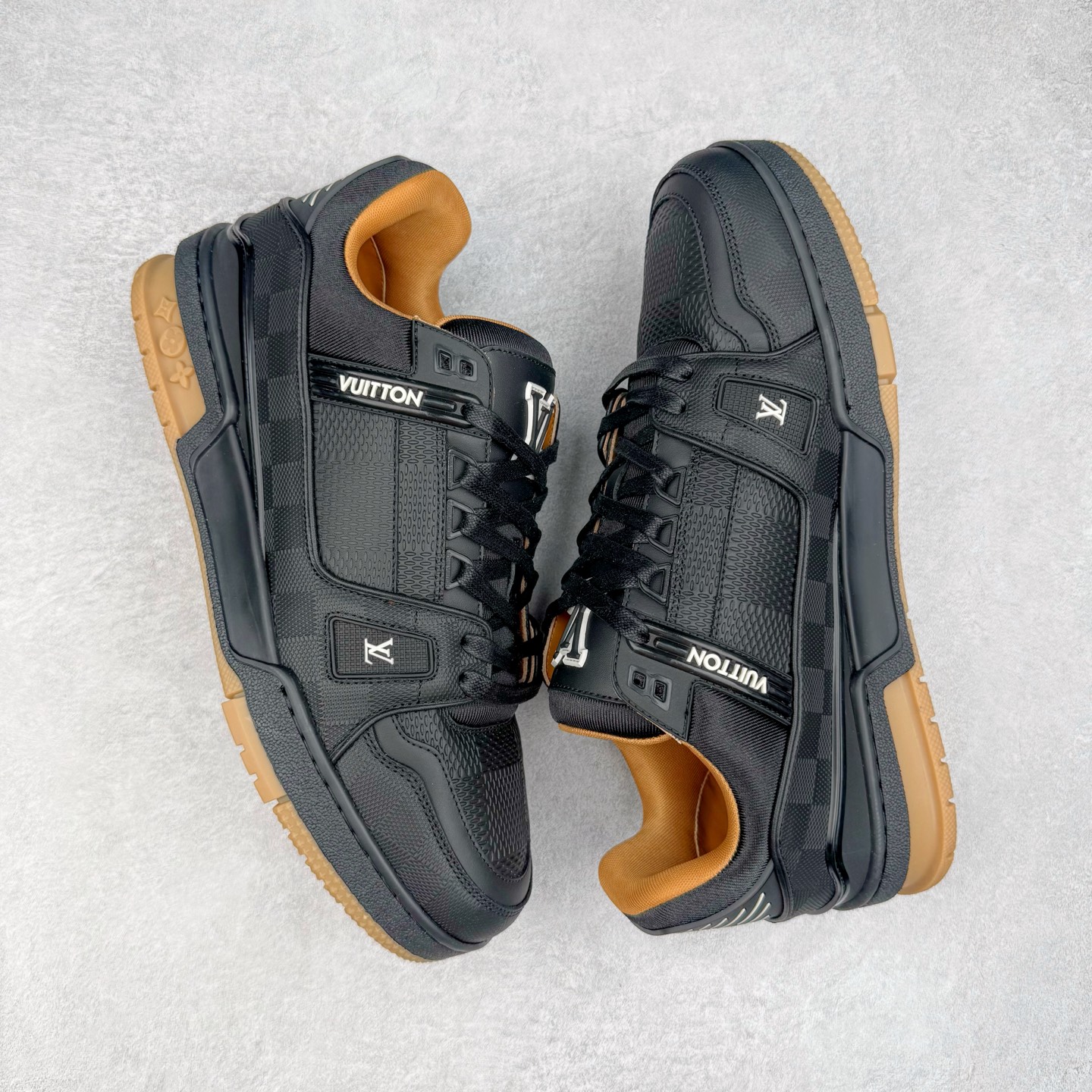 图片[3]-＃GD广顶 Louis Vuitton Trainer lv路易威登时装走秀运动时尚板鞋 外贸零售特供批次 2023全新纸板数据 印花高频效果碾压市面 市售天花板产物 耗时半年巨作 全套原厂新版原纸板楦头开发 原厂特供皮料加持 市场所有版本中综合最强的货品 GD实力大厂出品 全网最全配色更新最快 最成熟的做工稳定的品控 完美鞋型超高的清洁度 零毛边线头瑕疵 全套原楦原纸版原鞋开模 全网最具灵魂的版型 正确原装黄色鞋盒 正确中底印花 鞋面印花3D高频深度立体 全鞋电脑针车 紧密相连 针距密度一致 环保乳胶注塑鞋垫 厚度脚感还原原版 皮面裁剪部位 统一油边封口工艺 原装橡胶大底含胶量大底组合零偏差 专柜全套包装 防尘袋 说明书 质保卡 男女鞋 尺码：35 36 37 38 39 40 41 42 43 44 45-选品中心