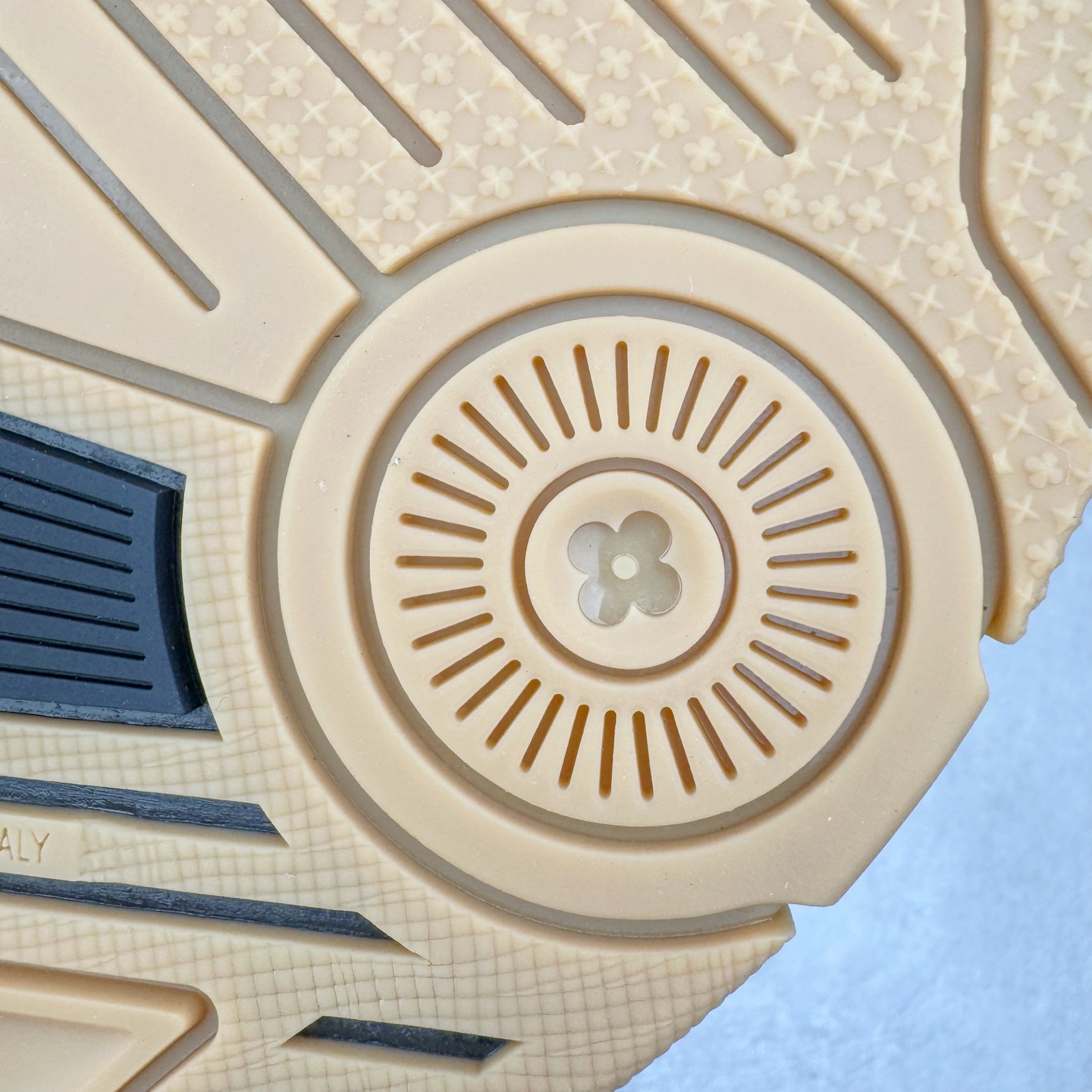 图片[19]-＃GD广顶 Louis Vuitton Trainer lv路易威登时装走秀运动时尚板鞋 外贸零售特供批次 2023全新纸板数据 印花高频效果碾压市面 市售天花板产物 耗时半年巨作 全套原厂新版原纸板楦头开发 原厂特供皮料加持 市场所有版本中综合最强的货品 GD实力大厂出品 全网最全配色更新最快 最成熟的做工稳定的品控 完美鞋型超高的清洁度 零毛边线头瑕疵 全套原楦原纸版原鞋开模 全网最具灵魂的版型 正确原装黄色鞋盒 正确中底印花 鞋面印花3D高频深度立体 全鞋电脑针车 紧密相连 针距密度一致 环保乳胶注塑鞋垫 厚度脚感还原原版 皮面裁剪部位 统一油边封口工艺 原装橡胶大底含胶量大底组合零偏差 专柜全套包装 防尘袋 说明书 质保卡 男女鞋 尺码：35 36 37 38 39 40 41 42 43 44 45-选品中心