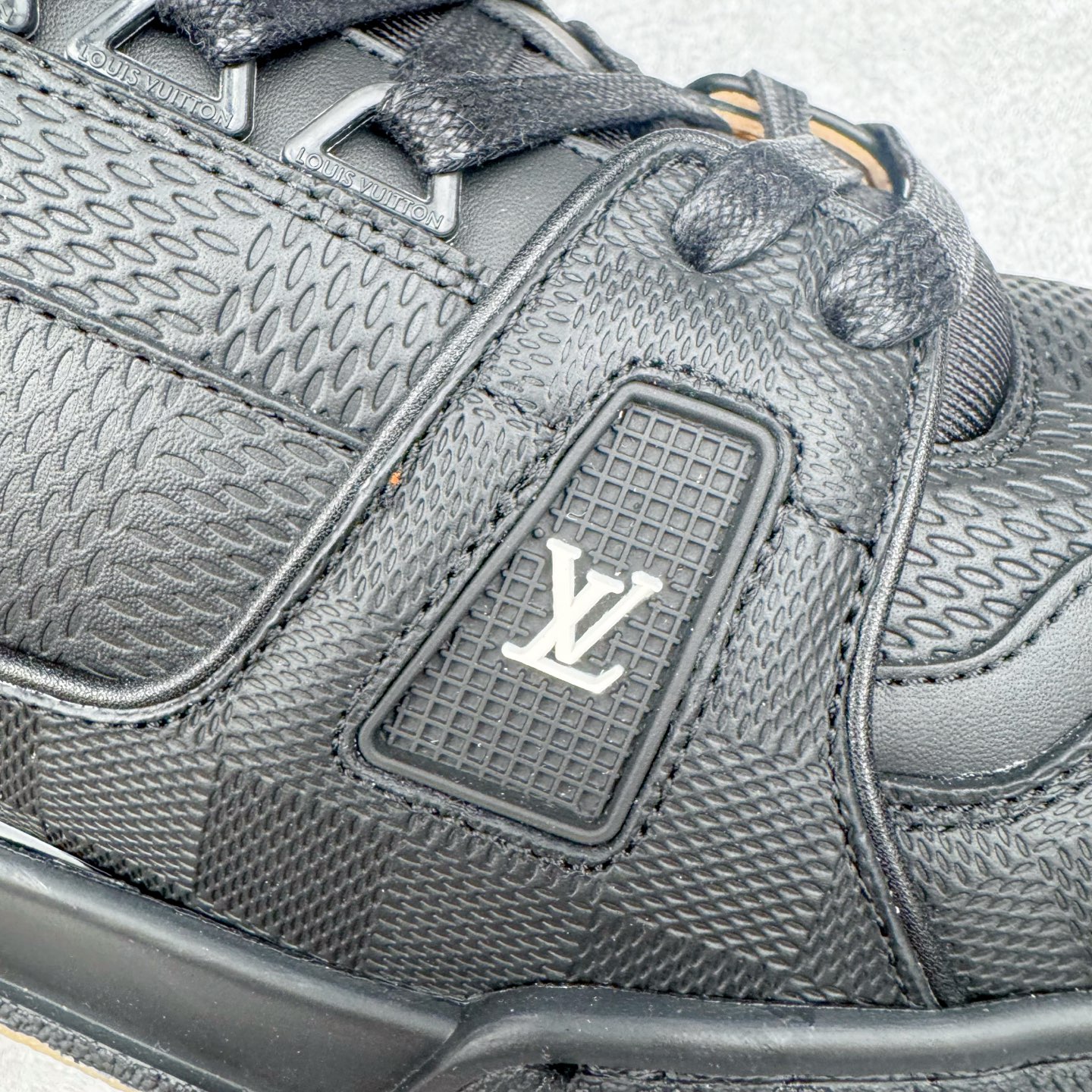 图片[18]-＃GD广顶 Louis Vuitton Trainer lv路易威登时装走秀运动时尚板鞋 外贸零售特供批次 2023全新纸板数据 印花高频效果碾压市面 市售天花板产物 耗时半年巨作 全套原厂新版原纸板楦头开发 原厂特供皮料加持 市场所有版本中综合最强的货品 GD实力大厂出品 全网最全配色更新最快 最成熟的做工稳定的品控 完美鞋型超高的清洁度 零毛边线头瑕疵 全套原楦原纸版原鞋开模 全网最具灵魂的版型 正确原装黄色鞋盒 正确中底印花 鞋面印花3D高频深度立体 全鞋电脑针车 紧密相连 针距密度一致 环保乳胶注塑鞋垫 厚度脚感还原原版 皮面裁剪部位 统一油边封口工艺 原装橡胶大底含胶量大底组合零偏差 专柜全套包装 防尘袋 说明书 质保卡 男女鞋 尺码：35 36 37 38 39 40 41 42 43 44 45-选品中心