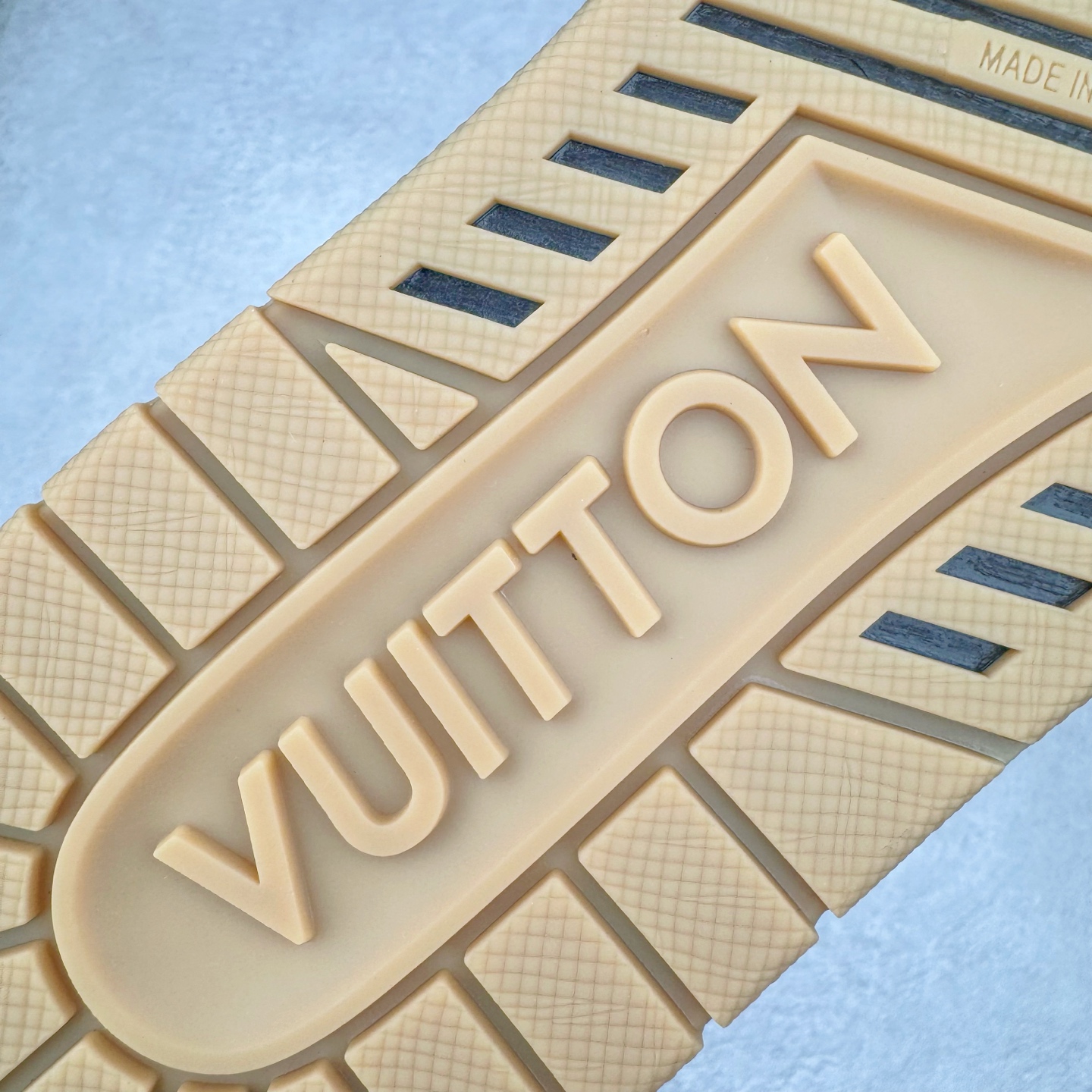 图片[20]-＃GD广顶 Louis Vuitton Trainer lv路易威登时装走秀运动时尚板鞋 外贸零售特供批次 2023全新纸板数据 印花高频效果碾压市面 市售天花板产物 耗时半年巨作 全套原厂新版原纸板楦头开发 原厂特供皮料加持 市场所有版本中综合最强的货品 GD实力大厂出品 全网最全配色更新最快 最成熟的做工稳定的品控 完美鞋型超高的清洁度 零毛边线头瑕疵 全套原楦原纸版原鞋开模 全网最具灵魂的版型 正确原装黄色鞋盒 正确中底印花 鞋面印花3D高频深度立体 全鞋电脑针车 紧密相连 针距密度一致 环保乳胶注塑鞋垫 厚度脚感还原原版 皮面裁剪部位 统一油边封口工艺 原装橡胶大底含胶量大底组合零偏差 专柜全套包装 防尘袋 说明书 质保卡 男女鞋 尺码：35 36 37 38 39 40 41 42 43 44 45-选品中心