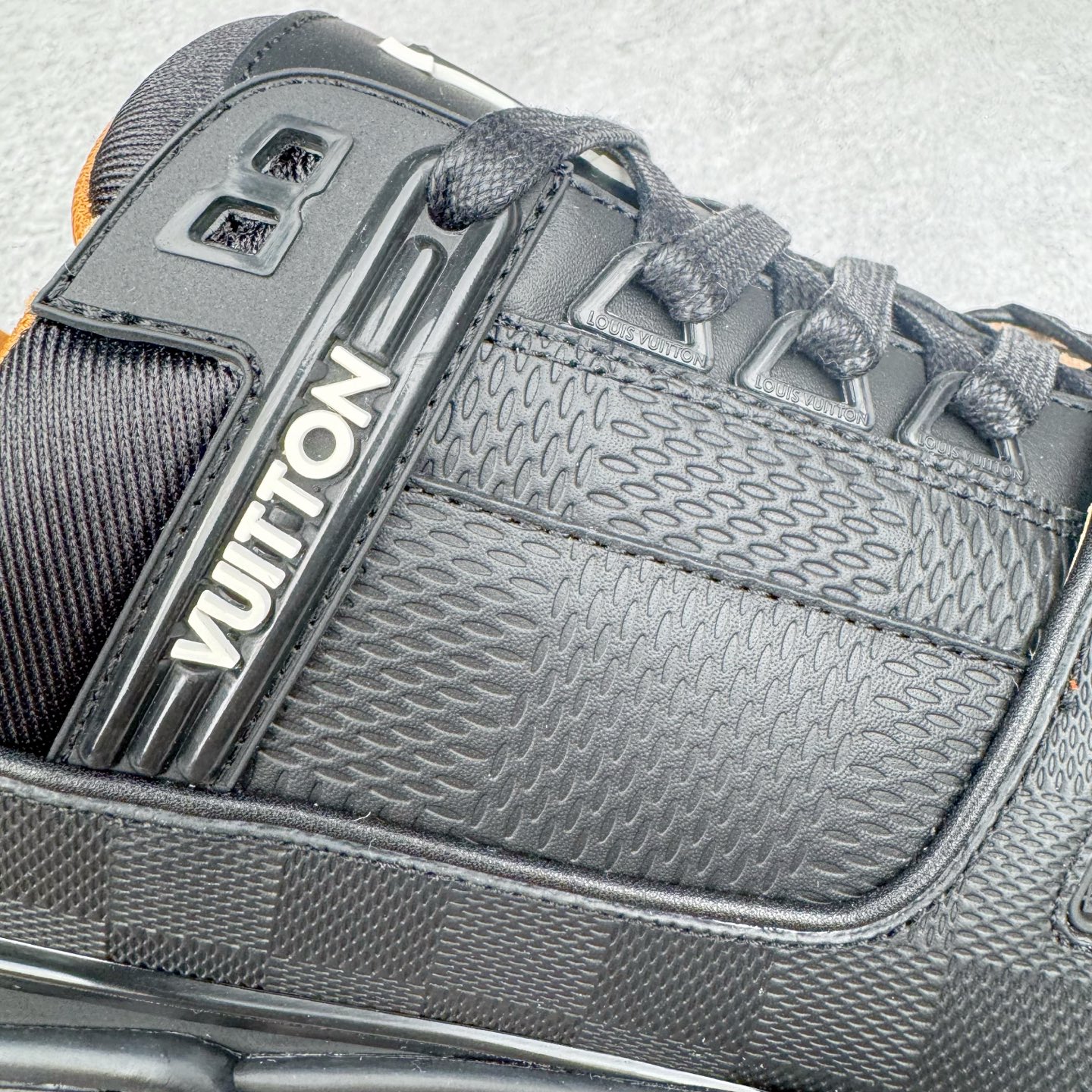 图片[17]-＃GD广顶 Louis Vuitton Trainer lv路易威登时装走秀运动时尚板鞋 外贸零售特供批次 2023全新纸板数据 印花高频效果碾压市面 市售天花板产物 耗时半年巨作 全套原厂新版原纸板楦头开发 原厂特供皮料加持 市场所有版本中综合最强的货品 GD实力大厂出品 全网最全配色更新最快 最成熟的做工稳定的品控 完美鞋型超高的清洁度 零毛边线头瑕疵 全套原楦原纸版原鞋开模 全网最具灵魂的版型 正确原装黄色鞋盒 正确中底印花 鞋面印花3D高频深度立体 全鞋电脑针车 紧密相连 针距密度一致 环保乳胶注塑鞋垫 厚度脚感还原原版 皮面裁剪部位 统一油边封口工艺 原装橡胶大底含胶量大底组合零偏差 专柜全套包装 防尘袋 说明书 质保卡 男女鞋 尺码：35 36 37 38 39 40 41 42 43 44 45-选品中心