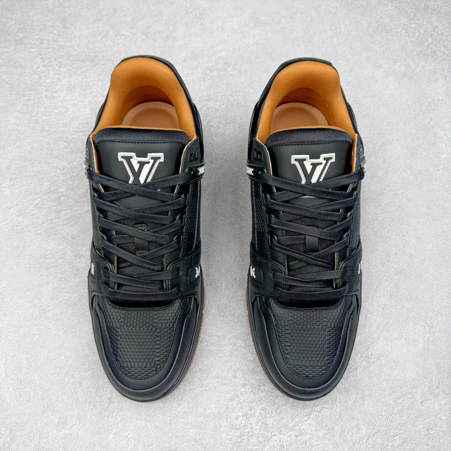 图片[2]-＃GD广顶 Louis Vuitton Trainer lv路易威登时装走秀运动时尚板鞋 外贸零售特供批次 2023全新纸板数据 印花高频效果碾压市面 市售天花板产物 耗时半年巨作 全套原厂新版原纸板楦头开发 原厂特供皮料加持 市场所有版本中综合最强的货品 GD实力大厂出品 全网最全配色更新最快 最成熟的做工稳定的品控 完美鞋型超高的清洁度 零毛边线头瑕疵 全套原楦原纸版原鞋开模 全网最具灵魂的版型 正确原装黄色鞋盒 正确中底印花 鞋面印花3D高频深度立体 全鞋电脑针车 紧密相连 针距密度一致 环保乳胶注塑鞋垫 厚度脚感还原原版 皮面裁剪部位 统一油边封口工艺 原装橡胶大底含胶量大底组合零偏差 专柜全套包装 防尘袋 说明书 质保卡 男女鞋 尺码：35 36 37 38 39 40 41 42 43 44 45-选品中心