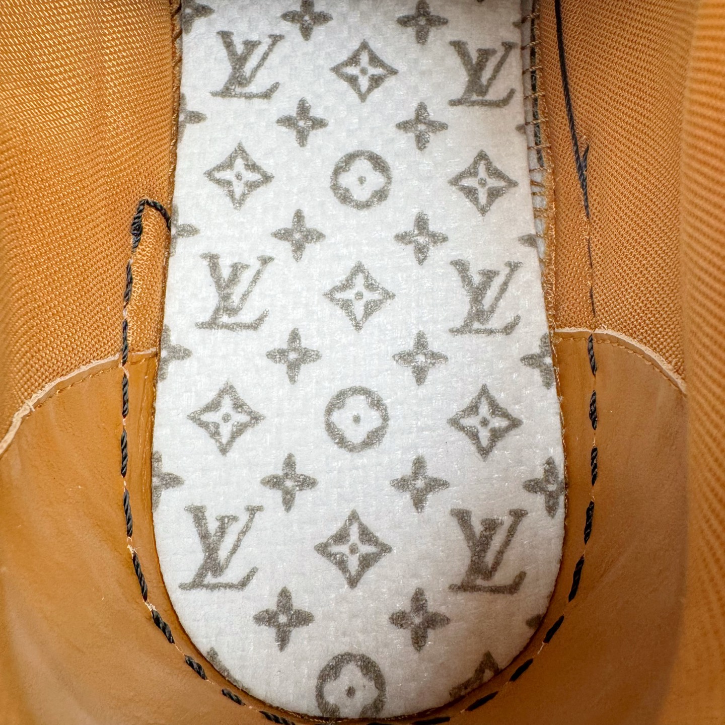 图片[10]-＃GD广顶 Louis Vuitton Trainer lv路易威登时装走秀运动时尚板鞋 外贸零售特供批次 2023全新纸板数据 印花高频效果碾压市面 市售天花板产物 耗时半年巨作 全套原厂新版原纸板楦头开发 原厂特供皮料加持 市场所有版本中综合最强的货品 GD实力大厂出品 全网最全配色更新最快 最成熟的做工稳定的品控 完美鞋型超高的清洁度 零毛边线头瑕疵 全套原楦原纸版原鞋开模 全网最具灵魂的版型 正确原装黄色鞋盒 正确中底印花 鞋面印花3D高频深度立体 全鞋电脑针车 紧密相连 针距密度一致 环保乳胶注塑鞋垫 厚度脚感还原原版 皮面裁剪部位 统一油边封口工艺 原装橡胶大底含胶量大底组合零偏差 专柜全套包装 防尘袋 说明书 质保卡 男女鞋 尺码：35 36 37 38 39 40 41 42 43 44 45-选品中心