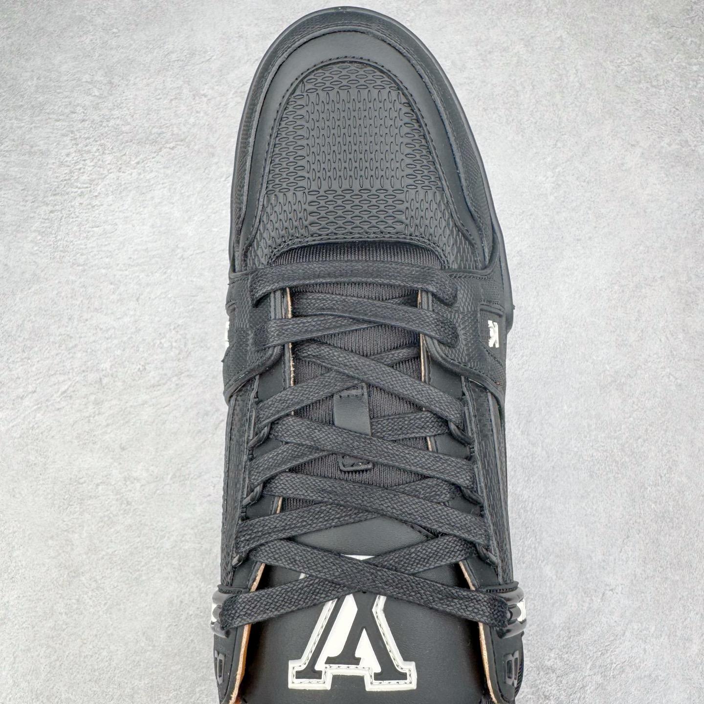 图片[4]-＃GD广顶 Louis Vuitton Trainer lv路易威登时装走秀运动时尚板鞋 外贸零售特供批次 2023全新纸板数据 印花高频效果碾压市面 市售天花板产物 耗时半年巨作 全套原厂新版原纸板楦头开发 原厂特供皮料加持 市场所有版本中综合最强的货品 GD实力大厂出品 全网最全配色更新最快 最成熟的做工稳定的品控 完美鞋型超高的清洁度 零毛边线头瑕疵 全套原楦原纸版原鞋开模 全网最具灵魂的版型 正确原装黄色鞋盒 正确中底印花 鞋面印花3D高频深度立体 全鞋电脑针车 紧密相连 针距密度一致 环保乳胶注塑鞋垫 厚度脚感还原原版 皮面裁剪部位 统一油边封口工艺 原装橡胶大底含胶量大底组合零偏差 专柜全套包装 防尘袋 说明书 质保卡 男女鞋 尺码：35 36 37 38 39 40 41 42 43 44 45-选品中心
