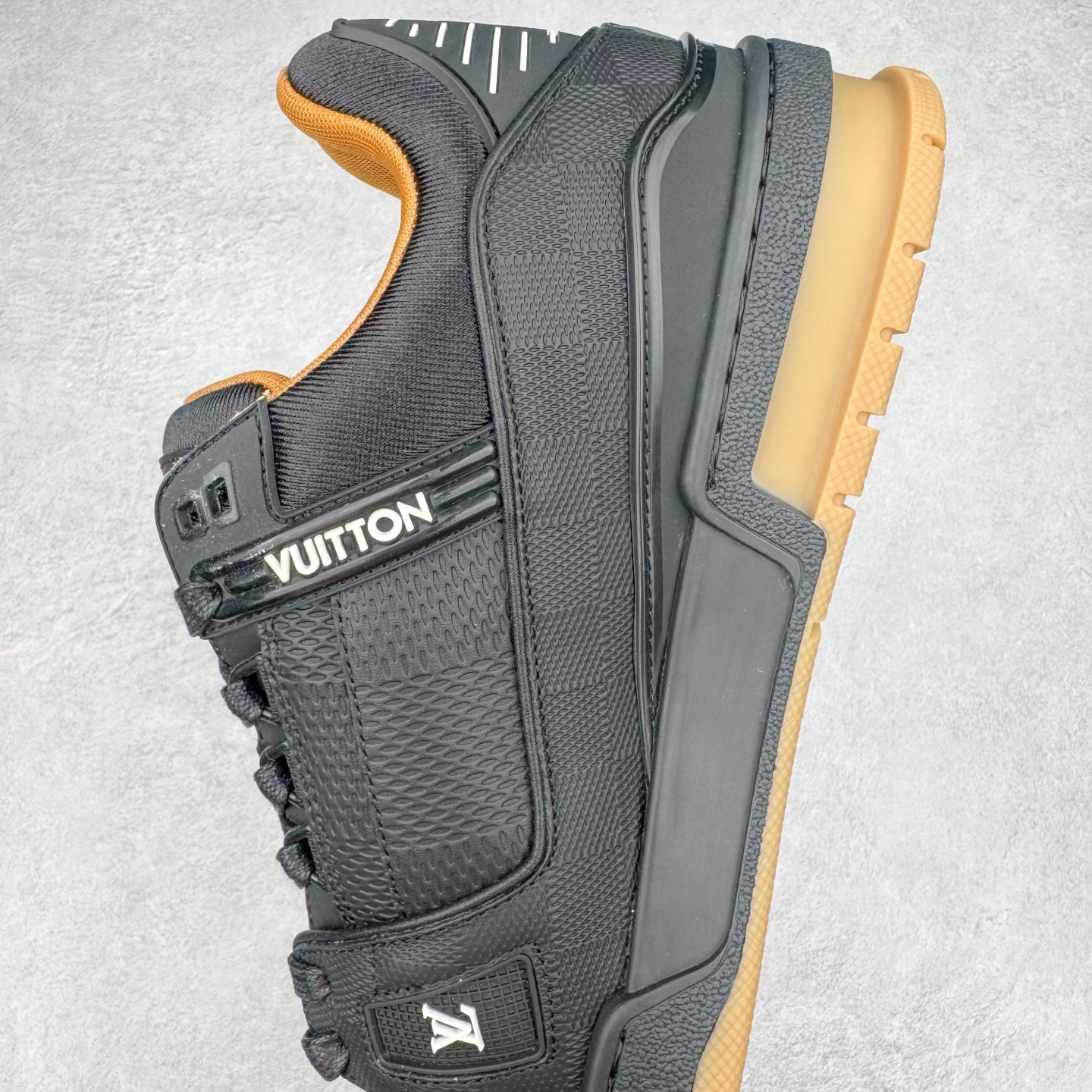 图片[7]-＃GD广顶 Louis Vuitton Trainer lv路易威登时装走秀运动时尚板鞋 外贸零售特供批次 2023全新纸板数据 印花高频效果碾压市面 市售天花板产物 耗时半年巨作 全套原厂新版原纸板楦头开发 原厂特供皮料加持 市场所有版本中综合最强的货品 GD实力大厂出品 全网最全配色更新最快 最成熟的做工稳定的品控 完美鞋型超高的清洁度 零毛边线头瑕疵 全套原楦原纸版原鞋开模 全网最具灵魂的版型 正确原装黄色鞋盒 正确中底印花 鞋面印花3D高频深度立体 全鞋电脑针车 紧密相连 针距密度一致 环保乳胶注塑鞋垫 厚度脚感还原原版 皮面裁剪部位 统一油边封口工艺 原装橡胶大底含胶量大底组合零偏差 专柜全套包装 防尘袋 说明书 质保卡 男女鞋 尺码：35 36 37 38 39 40 41 42 43 44 45-选品中心