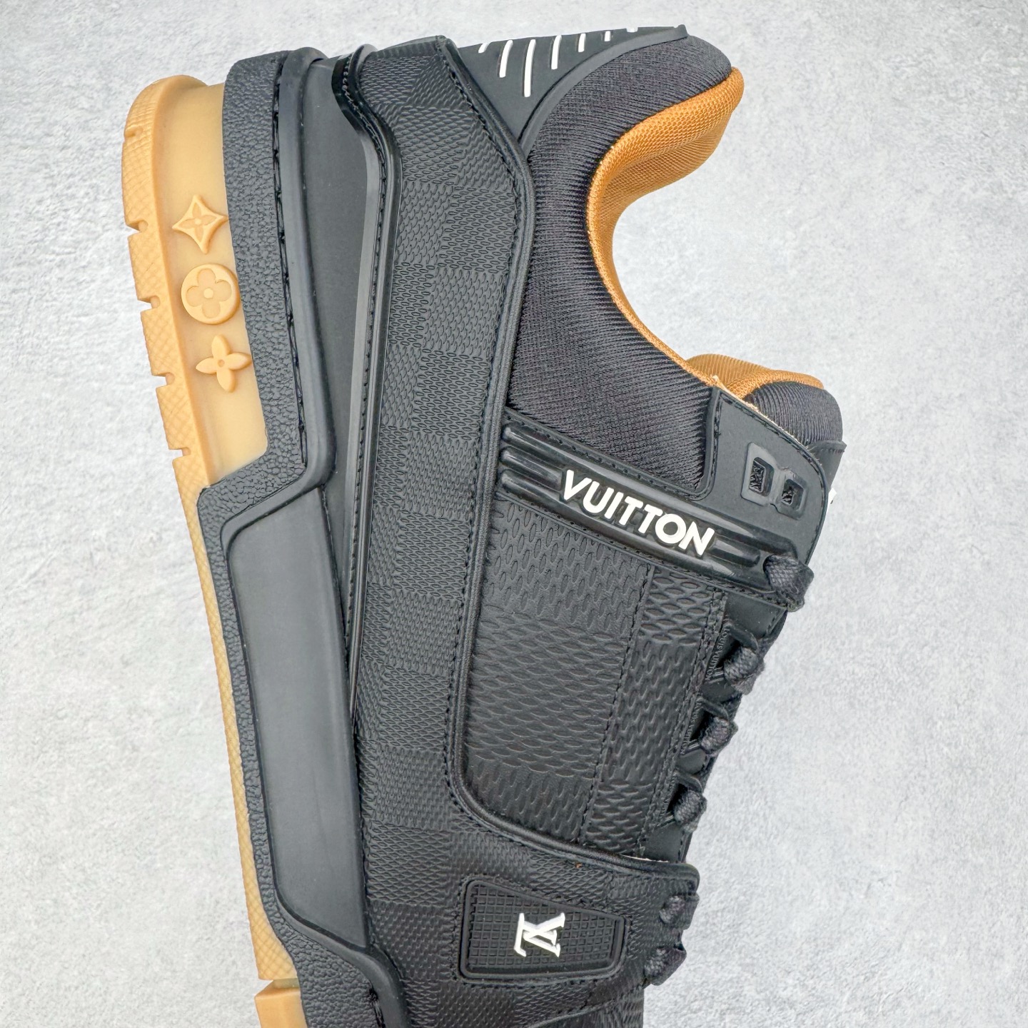 图片[6]-＃GD广顶 Louis Vuitton Trainer lv路易威登时装走秀运动时尚板鞋 外贸零售特供批次 2023全新纸板数据 印花高频效果碾压市面 市售天花板产物 耗时半年巨作 全套原厂新版原纸板楦头开发 原厂特供皮料加持 市场所有版本中综合最强的货品 GD实力大厂出品 全网最全配色更新最快 最成熟的做工稳定的品控 完美鞋型超高的清洁度 零毛边线头瑕疵 全套原楦原纸版原鞋开模 全网最具灵魂的版型 正确原装黄色鞋盒 正确中底印花 鞋面印花3D高频深度立体 全鞋电脑针车 紧密相连 针距密度一致 环保乳胶注塑鞋垫 厚度脚感还原原版 皮面裁剪部位 统一油边封口工艺 原装橡胶大底含胶量大底组合零偏差 专柜全套包装 防尘袋 说明书 质保卡 男女鞋 尺码：35 36 37 38 39 40 41 42 43 44 45-选品中心