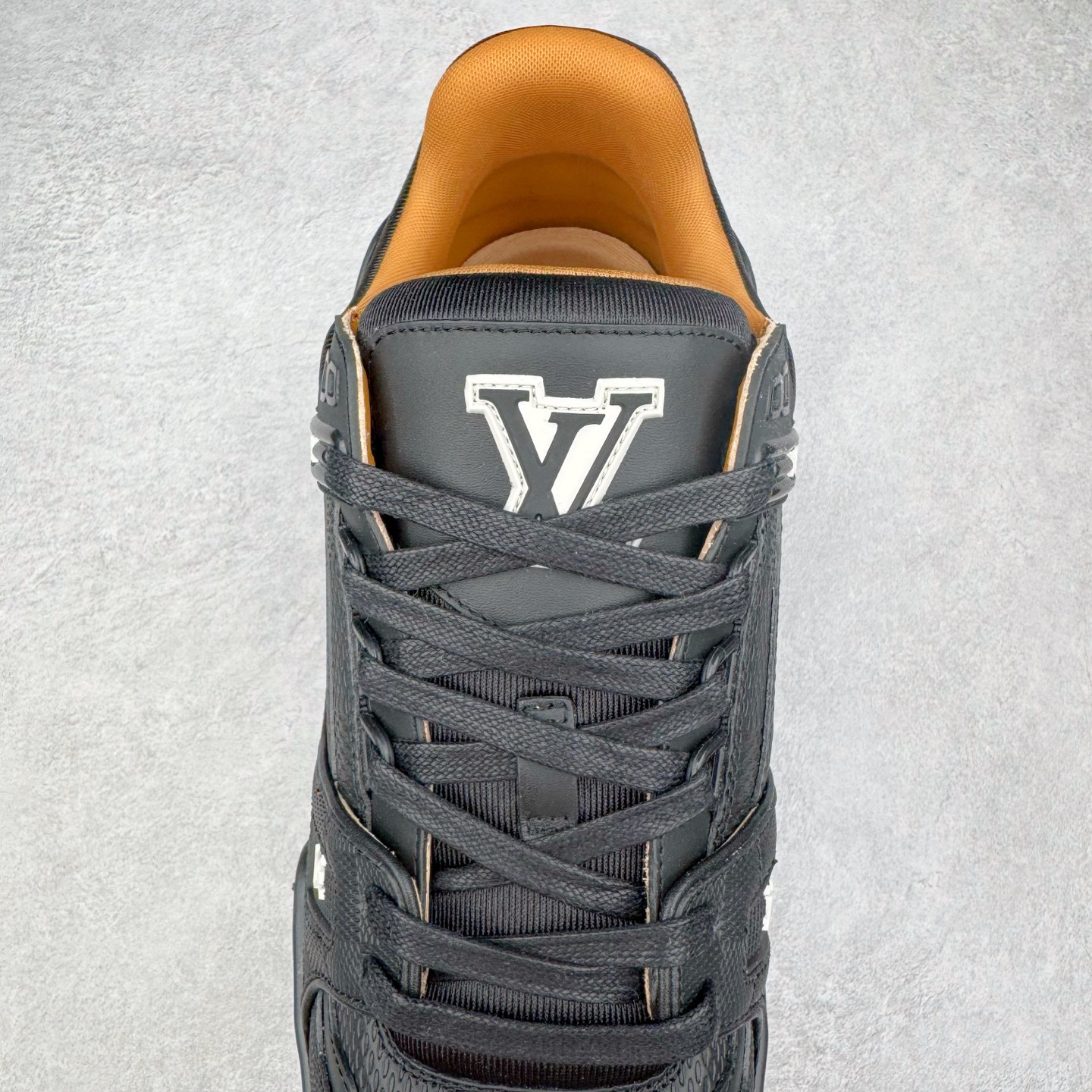 图片[5]-＃GD广顶 Louis Vuitton Trainer lv路易威登时装走秀运动时尚板鞋 外贸零售特供批次 2023全新纸板数据 印花高频效果碾压市面 市售天花板产物 耗时半年巨作 全套原厂新版原纸板楦头开发 原厂特供皮料加持 市场所有版本中综合最强的货品 GD实力大厂出品 全网最全配色更新最快 最成熟的做工稳定的品控 完美鞋型超高的清洁度 零毛边线头瑕疵 全套原楦原纸版原鞋开模 全网最具灵魂的版型 正确原装黄色鞋盒 正确中底印花 鞋面印花3D高频深度立体 全鞋电脑针车 紧密相连 针距密度一致 环保乳胶注塑鞋垫 厚度脚感还原原版 皮面裁剪部位 统一油边封口工艺 原装橡胶大底含胶量大底组合零偏差 专柜全套包装 防尘袋 说明书 质保卡 男女鞋 尺码：35 36 37 38 39 40 41 42 43 44 45-选品中心
