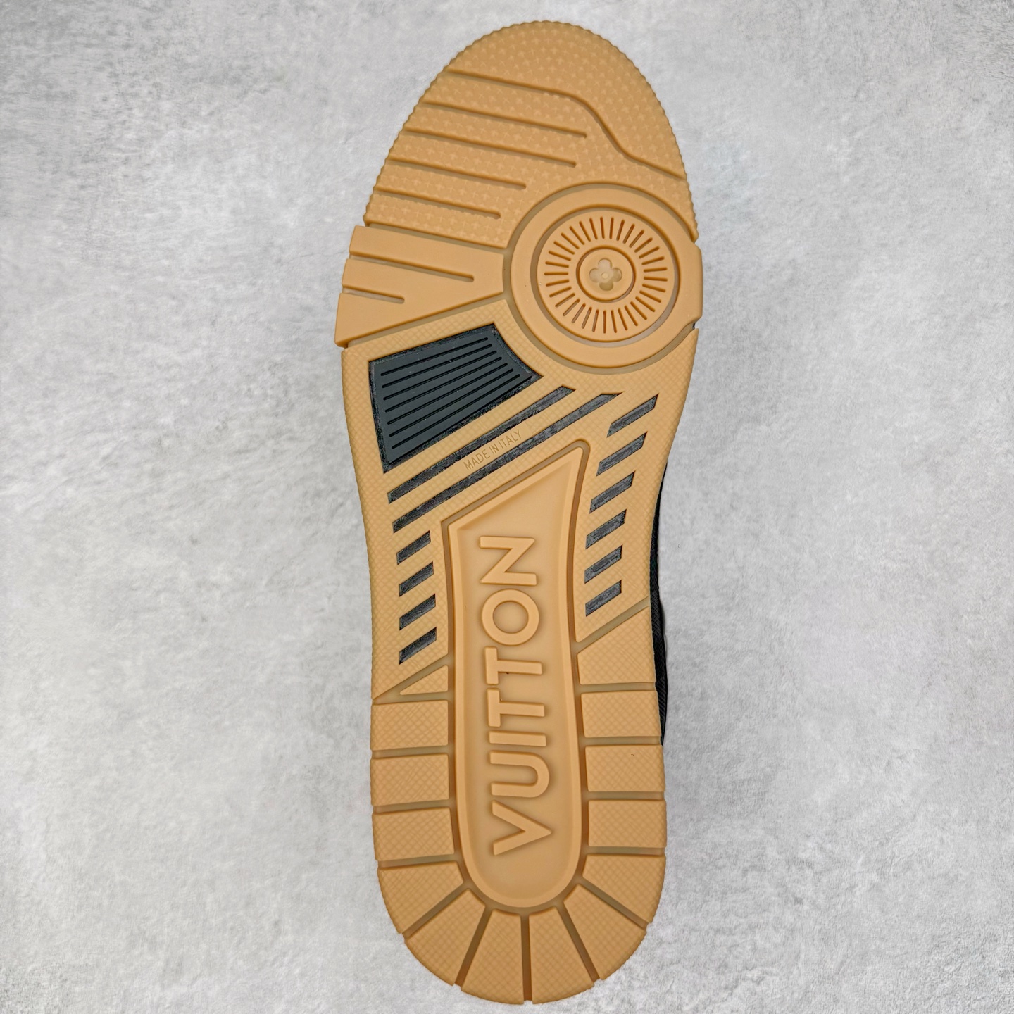 图片[9]-＃GD广顶 Louis Vuitton Trainer lv路易威登时装走秀运动时尚板鞋 外贸零售特供批次 2023全新纸板数据 印花高频效果碾压市面 市售天花板产物 耗时半年巨作 全套原厂新版原纸板楦头开发 原厂特供皮料加持 市场所有版本中综合最强的货品 GD实力大厂出品 全网最全配色更新最快 最成熟的做工稳定的品控 完美鞋型超高的清洁度 零毛边线头瑕疵 全套原楦原纸版原鞋开模 全网最具灵魂的版型 正确原装黄色鞋盒 正确中底印花 鞋面印花3D高频深度立体 全鞋电脑针车 紧密相连 针距密度一致 环保乳胶注塑鞋垫 厚度脚感还原原版 皮面裁剪部位 统一油边封口工艺 原装橡胶大底含胶量大底组合零偏差 专柜全套包装 防尘袋 说明书 质保卡 男女鞋 尺码：35 36 37 38 39 40 41 42 43 44 45-选品中心