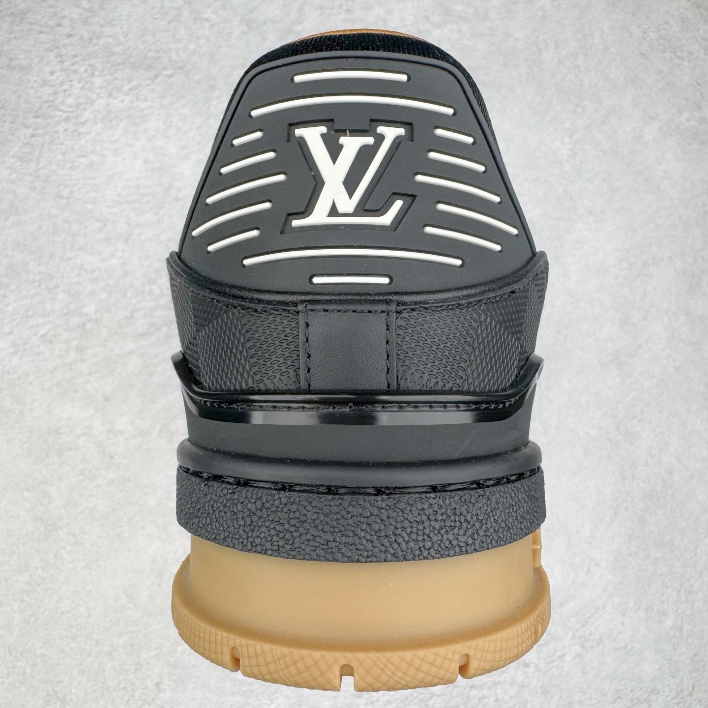 图片[8]-＃GD广顶 Louis Vuitton Trainer lv路易威登时装走秀运动时尚板鞋 外贸零售特供批次 2023全新纸板数据 印花高频效果碾压市面 市售天花板产物 耗时半年巨作 全套原厂新版原纸板楦头开发 原厂特供皮料加持 市场所有版本中综合最强的货品 GD实力大厂出品 全网最全配色更新最快 最成熟的做工稳定的品控 完美鞋型超高的清洁度 零毛边线头瑕疵 全套原楦原纸版原鞋开模 全网最具灵魂的版型 正确原装黄色鞋盒 正确中底印花 鞋面印花3D高频深度立体 全鞋电脑针车 紧密相连 针距密度一致 环保乳胶注塑鞋垫 厚度脚感还原原版 皮面裁剪部位 统一油边封口工艺 原装橡胶大底含胶量大底组合零偏差 专柜全套包装 防尘袋 说明书 质保卡 男女鞋 尺码：35 36 37 38 39 40 41 42 43 44 45-选品中心