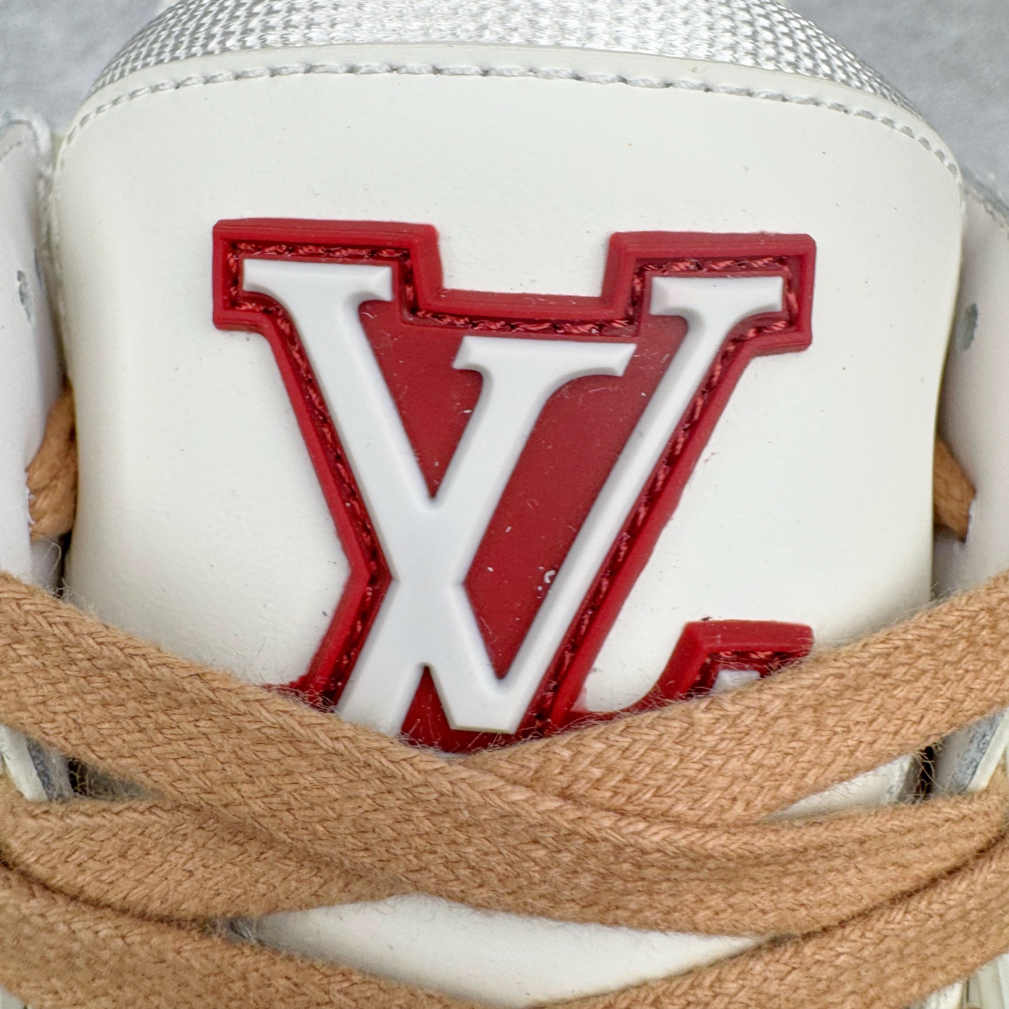 图片[15]-＃GD广顶 Louis Vuitton Trainer lv路易威登时装走秀运动时尚板鞋 外贸零售特供批次 2023全新纸板数据 印花高频效果碾压市面 市售天花板产物 耗时半年巨作 全套原厂新版原纸板楦头开发 原厂特供皮料加持 市场所有版本中综合最强的货品 GD实力大厂出品 全网最全配色更新最快 最成熟的做工稳定的品控 完美鞋型超高的清洁度 零毛边线头瑕疵 全套原楦原纸版原鞋开模 全网最具灵魂的版型 正确原装黄色鞋盒 正确中底印花 鞋面印花3D高频深度立体 全鞋电脑针车 紧密相连 针距密度一致 环保乳胶注塑鞋垫 厚度脚感还原原版 皮面裁剪部位 统一油边封口工艺 原装橡胶大底含胶量大底组合零偏差 专柜全套包装 防尘袋 说明书 质保卡 男女鞋 尺码：35 36 37 38 39 40 41 42 43 44 45-选品中心