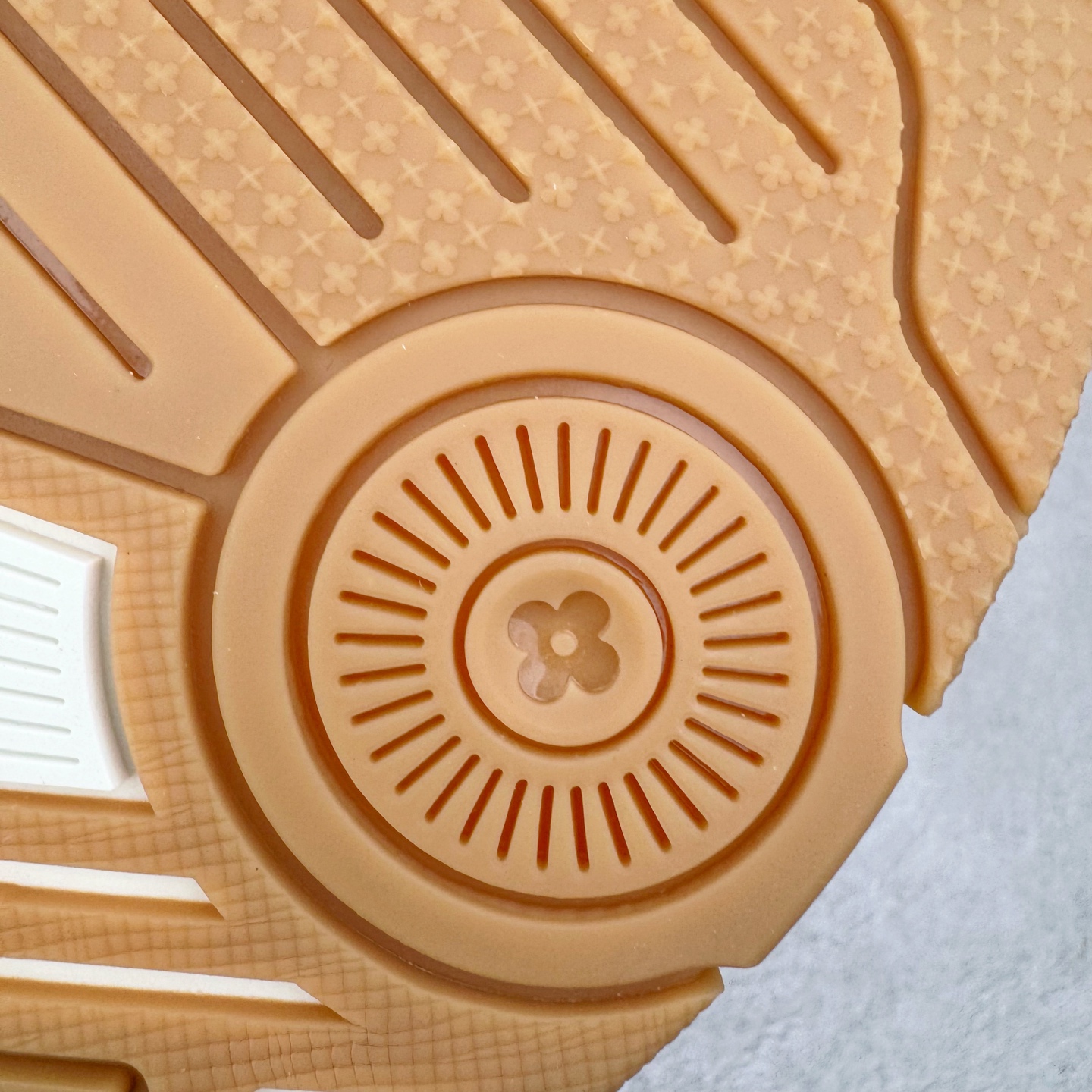 图片[10]-＃GD广顶 Louis Vuitton Trainer lv路易威登时装走秀运动时尚板鞋 外贸零售特供批次 2023全新纸板数据 印花高频效果碾压市面 市售天花板产物 耗时半年巨作 全套原厂新版原纸板楦头开发 原厂特供皮料加持 市场所有版本中综合最强的货品 GD实力大厂出品 全网最全配色更新最快 最成熟的做工稳定的品控 完美鞋型超高的清洁度 零毛边线头瑕疵 全套原楦原纸版原鞋开模 全网最具灵魂的版型 正确原装黄色鞋盒 正确中底印花 鞋面印花3D高频深度立体 全鞋电脑针车 紧密相连 针距密度一致 环保乳胶注塑鞋垫 厚度脚感还原原版 皮面裁剪部位 统一油边封口工艺 原装橡胶大底含胶量大底组合零偏差 专柜全套包装 防尘袋 说明书 质保卡 男女鞋 尺码：35 36 37 38 39 40 41 42 43 44 45-选品中心