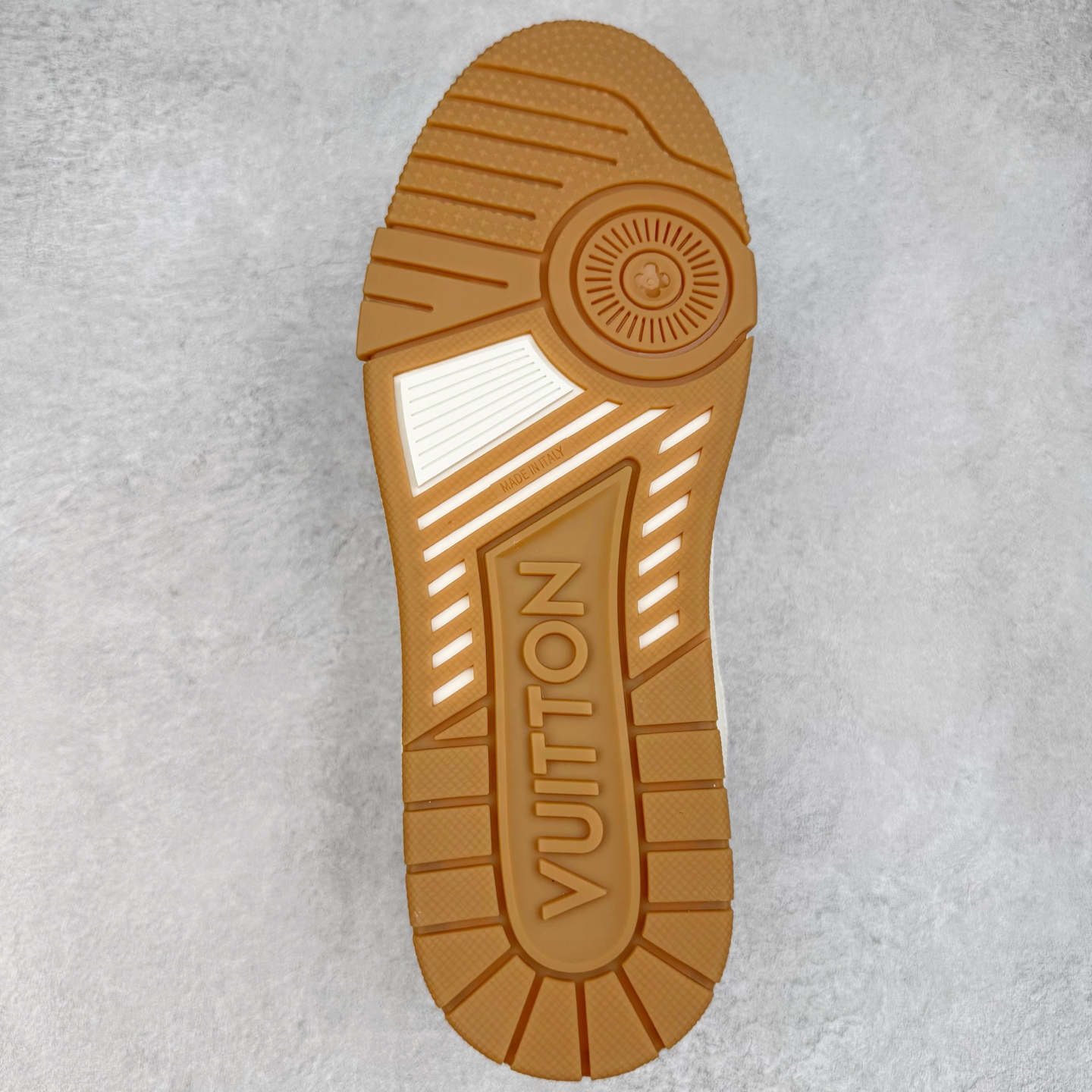 图片[9]-＃GD广顶 Louis Vuitton Trainer lv路易威登时装走秀运动时尚板鞋 外贸零售特供批次 2023全新纸板数据 印花高频效果碾压市面 市售天花板产物 耗时半年巨作 全套原厂新版原纸板楦头开发 原厂特供皮料加持 市场所有版本中综合最强的货品 GD实力大厂出品 全网最全配色更新最快 最成熟的做工稳定的品控 完美鞋型超高的清洁度 零毛边线头瑕疵 全套原楦原纸版原鞋开模 全网最具灵魂的版型 正确原装黄色鞋盒 正确中底印花 鞋面印花3D高频深度立体 全鞋电脑针车 紧密相连 针距密度一致 环保乳胶注塑鞋垫 厚度脚感还原原版 皮面裁剪部位 统一油边封口工艺 原装橡胶大底含胶量大底组合零偏差 专柜全套包装 防尘袋 说明书 质保卡 男女鞋 尺码：35 36 37 38 39 40 41 42 43 44 45-选品中心