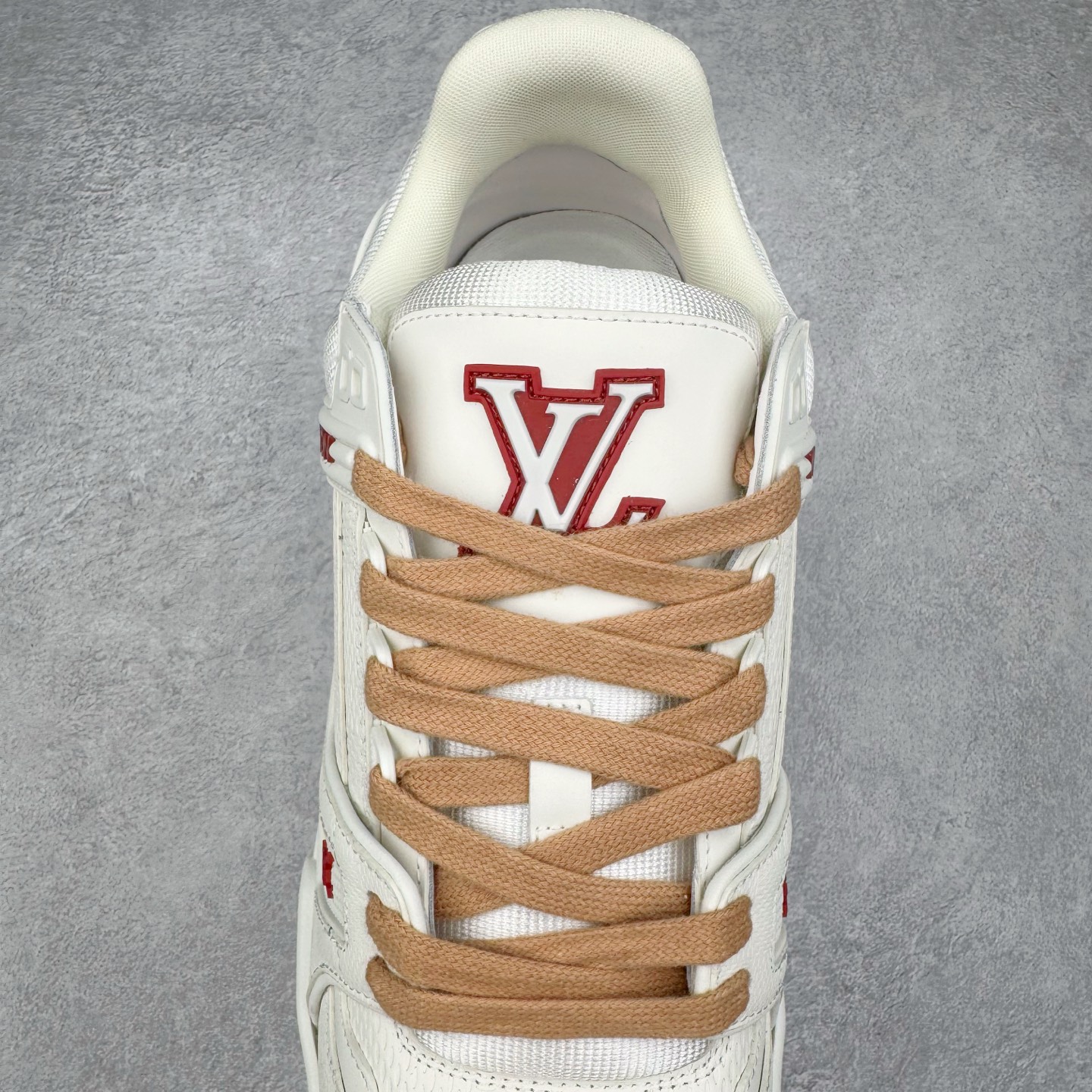 图片[5]-＃GD广顶 Louis Vuitton Trainer lv路易威登时装走秀运动时尚板鞋 外贸零售特供批次 2023全新纸板数据 印花高频效果碾压市面 市售天花板产物 耗时半年巨作 全套原厂新版原纸板楦头开发 原厂特供皮料加持 市场所有版本中综合最强的货品 GD实力大厂出品 全网最全配色更新最快 最成熟的做工稳定的品控 完美鞋型超高的清洁度 零毛边线头瑕疵 全套原楦原纸版原鞋开模 全网最具灵魂的版型 正确原装黄色鞋盒 正确中底印花 鞋面印花3D高频深度立体 全鞋电脑针车 紧密相连 针距密度一致 环保乳胶注塑鞋垫 厚度脚感还原原版 皮面裁剪部位 统一油边封口工艺 原装橡胶大底含胶量大底组合零偏差 专柜全套包装 防尘袋 说明书 质保卡 男女鞋 尺码：35 36 37 38 39 40 41 42 43 44 45-选品中心