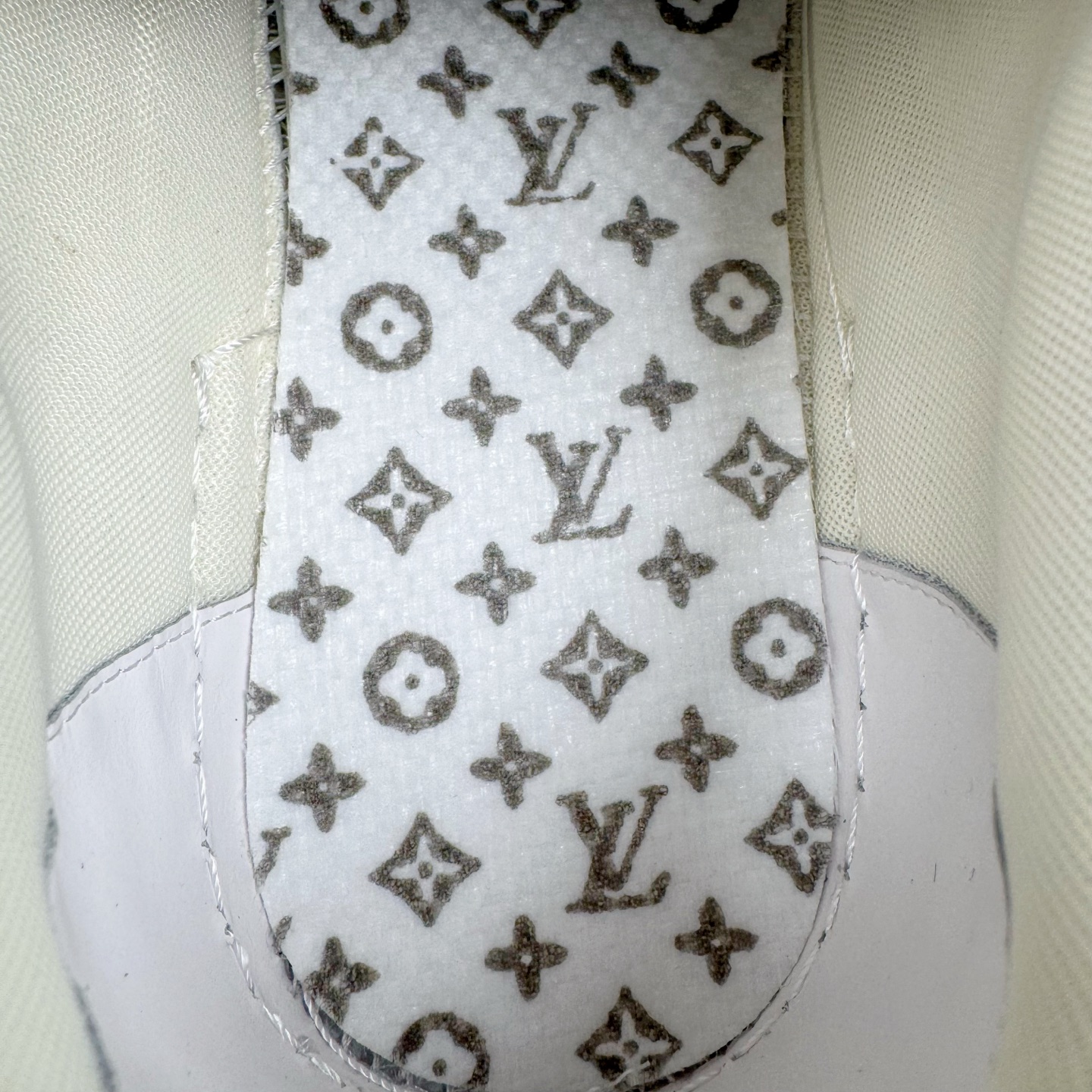 图片[12]-＃GD广顶 Louis Vuitton Trainer lv路易威登时装走秀运动时尚板鞋 外贸零售特供批次 2023全新纸板数据 印花高频效果碾压市面 市售天花板产物 耗时半年巨作 全套原厂新版原纸板楦头开发 原厂特供皮料加持 市场所有版本中综合最强的货品 GD实力大厂出品 全网最全配色更新最快 最成熟的做工稳定的品控 完美鞋型超高的清洁度 零毛边线头瑕疵 全套原楦原纸版原鞋开模 全网最具灵魂的版型 正确原装黄色鞋盒 正确中底印花 鞋面印花3D高频深度立体 全鞋电脑针车 紧密相连 针距密度一致 环保乳胶注塑鞋垫 厚度脚感还原原版 皮面裁剪部位 统一油边封口工艺 原装橡胶大底含胶量大底组合零偏差 专柜全套包装 防尘袋 说明书 质保卡 男女鞋 尺码：35 36 37 38 39 40 41 42 43 44 45-选品中心