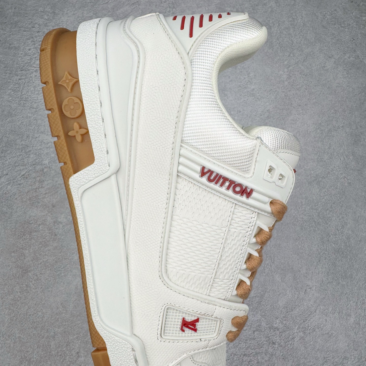 图片[6]-＃GD广顶 Louis Vuitton Trainer lv路易威登时装走秀运动时尚板鞋 外贸零售特供批次 2023全新纸板数据 印花高频效果碾压市面 市售天花板产物 耗时半年巨作 全套原厂新版原纸板楦头开发 原厂特供皮料加持 市场所有版本中综合最强的货品 GD实力大厂出品 全网最全配色更新最快 最成熟的做工稳定的品控 完美鞋型超高的清洁度 零毛边线头瑕疵 全套原楦原纸版原鞋开模 全网最具灵魂的版型 正确原装黄色鞋盒 正确中底印花 鞋面印花3D高频深度立体 全鞋电脑针车 紧密相连 针距密度一致 环保乳胶注塑鞋垫 厚度脚感还原原版 皮面裁剪部位 统一油边封口工艺 原装橡胶大底含胶量大底组合零偏差 专柜全套包装 防尘袋 说明书 质保卡 男女鞋 尺码：35 36 37 38 39 40 41 42 43 44 45-选品中心