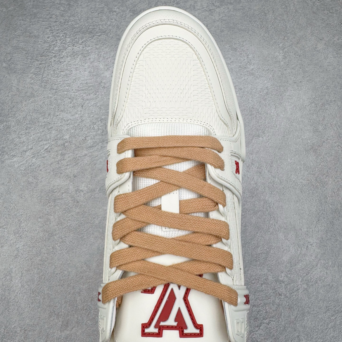 图片[4]-＃GD广顶 Louis Vuitton Trainer lv路易威登时装走秀运动时尚板鞋 外贸零售特供批次 2023全新纸板数据 印花高频效果碾压市面 市售天花板产物 耗时半年巨作 全套原厂新版原纸板楦头开发 原厂特供皮料加持 市场所有版本中综合最强的货品 GD实力大厂出品 全网最全配色更新最快 最成熟的做工稳定的品控 完美鞋型超高的清洁度 零毛边线头瑕疵 全套原楦原纸版原鞋开模 全网最具灵魂的版型 正确原装黄色鞋盒 正确中底印花 鞋面印花3D高频深度立体 全鞋电脑针车 紧密相连 针距密度一致 环保乳胶注塑鞋垫 厚度脚感还原原版 皮面裁剪部位 统一油边封口工艺 原装橡胶大底含胶量大底组合零偏差 专柜全套包装 防尘袋 说明书 质保卡 男女鞋 尺码：35 36 37 38 39 40 41 42 43 44 45-选品中心