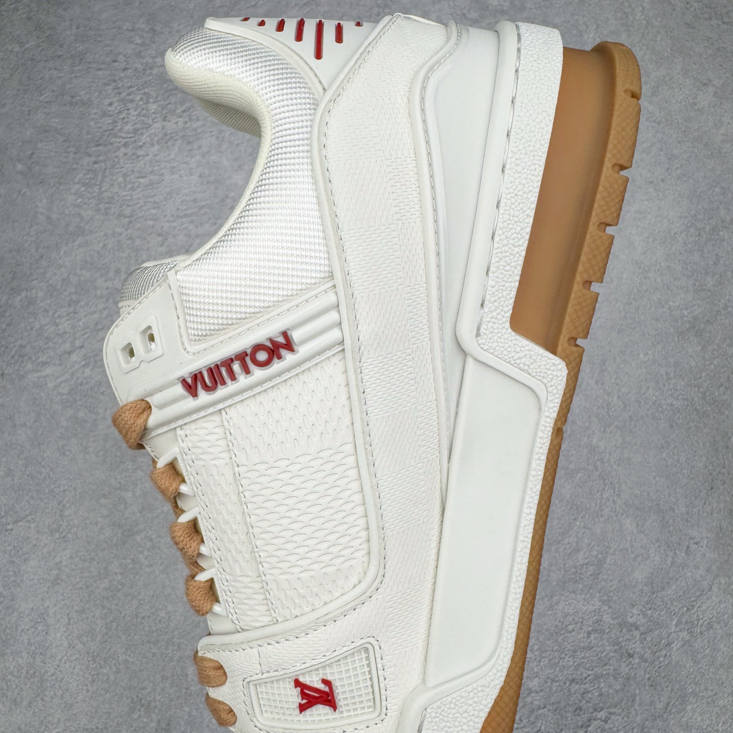 图片[7]-＃GD广顶 Louis Vuitton Trainer lv路易威登时装走秀运动时尚板鞋 外贸零售特供批次 2023全新纸板数据 印花高频效果碾压市面 市售天花板产物 耗时半年巨作 全套原厂新版原纸板楦头开发 原厂特供皮料加持 市场所有版本中综合最强的货品 GD实力大厂出品 全网最全配色更新最快 最成熟的做工稳定的品控 完美鞋型超高的清洁度 零毛边线头瑕疵 全套原楦原纸版原鞋开模 全网最具灵魂的版型 正确原装黄色鞋盒 正确中底印花 鞋面印花3D高频深度立体 全鞋电脑针车 紧密相连 针距密度一致 环保乳胶注塑鞋垫 厚度脚感还原原版 皮面裁剪部位 统一油边封口工艺 原装橡胶大底含胶量大底组合零偏差 专柜全套包装 防尘袋 说明书 质保卡 男女鞋 尺码：35 36 37 38 39 40 41 42 43 44 45-选品中心