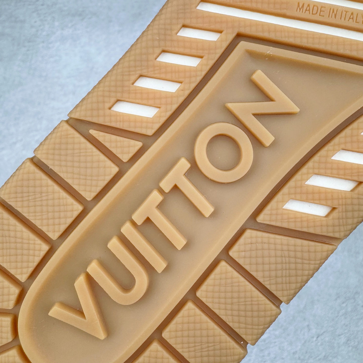 图片[11]-＃GD广顶 Louis Vuitton Trainer lv路易威登时装走秀运动时尚板鞋 外贸零售特供批次 2023全新纸板数据 印花高频效果碾压市面 市售天花板产物 耗时半年巨作 全套原厂新版原纸板楦头开发 原厂特供皮料加持 市场所有版本中综合最强的货品 GD实力大厂出品 全网最全配色更新最快 最成熟的做工稳定的品控 完美鞋型超高的清洁度 零毛边线头瑕疵 全套原楦原纸版原鞋开模 全网最具灵魂的版型 正确原装黄色鞋盒 正确中底印花 鞋面印花3D高频深度立体 全鞋电脑针车 紧密相连 针距密度一致 环保乳胶注塑鞋垫 厚度脚感还原原版 皮面裁剪部位 统一油边封口工艺 原装橡胶大底含胶量大底组合零偏差 专柜全套包装 防尘袋 说明书 质保卡 男女鞋 尺码：35 36 37 38 39 40 41 42 43 44 45-选品中心