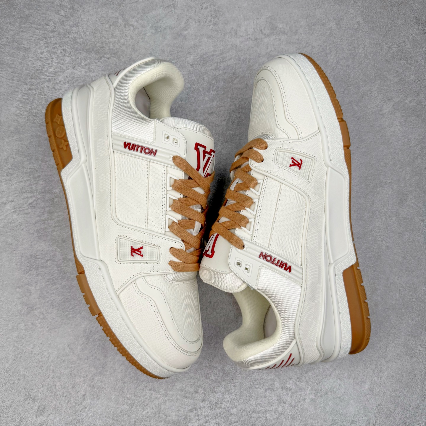 图片[3]-＃GD广顶 Louis Vuitton Trainer lv路易威登时装走秀运动时尚板鞋 外贸零售特供批次 2023全新纸板数据 印花高频效果碾压市面 市售天花板产物 耗时半年巨作 全套原厂新版原纸板楦头开发 原厂特供皮料加持 市场所有版本中综合最强的货品 GD实力大厂出品 全网最全配色更新最快 最成熟的做工稳定的品控 完美鞋型超高的清洁度 零毛边线头瑕疵 全套原楦原纸版原鞋开模 全网最具灵魂的版型 正确原装黄色鞋盒 正确中底印花 鞋面印花3D高频深度立体 全鞋电脑针车 紧密相连 针距密度一致 环保乳胶注塑鞋垫 厚度脚感还原原版 皮面裁剪部位 统一油边封口工艺 原装橡胶大底含胶量大底组合零偏差 专柜全套包装 防尘袋 说明书 质保卡 男女鞋 尺码：35 36 37 38 39 40 41 42 43 44 45-选品中心