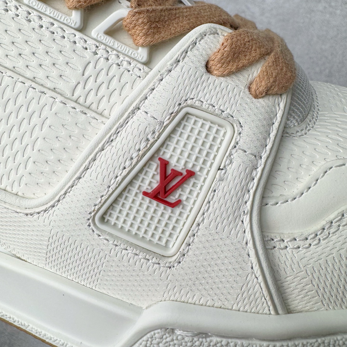 图片[20]-＃GD广顶 Louis Vuitton Trainer lv路易威登时装走秀运动时尚板鞋 外贸零售特供批次 2023全新纸板数据 印花高频效果碾压市面 市售天花板产物 耗时半年巨作 全套原厂新版原纸板楦头开发 原厂特供皮料加持 市场所有版本中综合最强的货品 GD实力大厂出品 全网最全配色更新最快 最成熟的做工稳定的品控 完美鞋型超高的清洁度 零毛边线头瑕疵 全套原楦原纸版原鞋开模 全网最具灵魂的版型 正确原装黄色鞋盒 正确中底印花 鞋面印花3D高频深度立体 全鞋电脑针车 紧密相连 针距密度一致 环保乳胶注塑鞋垫 厚度脚感还原原版 皮面裁剪部位 统一油边封口工艺 原装橡胶大底含胶量大底组合零偏差 专柜全套包装 防尘袋 说明书 质保卡 男女鞋 尺码：35 36 37 38 39 40 41 42 43 44 45-选品中心