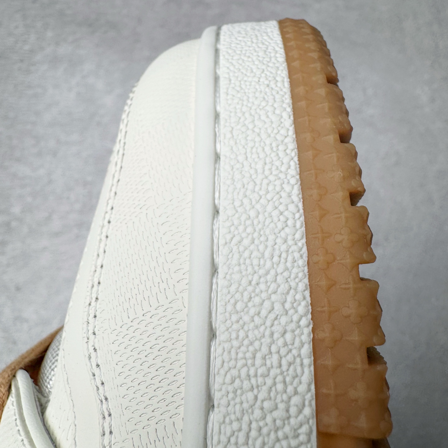 图片[17]-＃GD广顶 Louis Vuitton Trainer lv路易威登时装走秀运动时尚板鞋 外贸零售特供批次 2023全新纸板数据 印花高频效果碾压市面 市售天花板产物 耗时半年巨作 全套原厂新版原纸板楦头开发 原厂特供皮料加持 市场所有版本中综合最强的货品 GD实力大厂出品 全网最全配色更新最快 最成熟的做工稳定的品控 完美鞋型超高的清洁度 零毛边线头瑕疵 全套原楦原纸版原鞋开模 全网最具灵魂的版型 正确原装黄色鞋盒 正确中底印花 鞋面印花3D高频深度立体 全鞋电脑针车 紧密相连 针距密度一致 环保乳胶注塑鞋垫 厚度脚感还原原版 皮面裁剪部位 统一油边封口工艺 原装橡胶大底含胶量大底组合零偏差 专柜全套包装 防尘袋 说明书 质保卡 男女鞋 尺码：35 36 37 38 39 40 41 42 43 44 45-选品中心