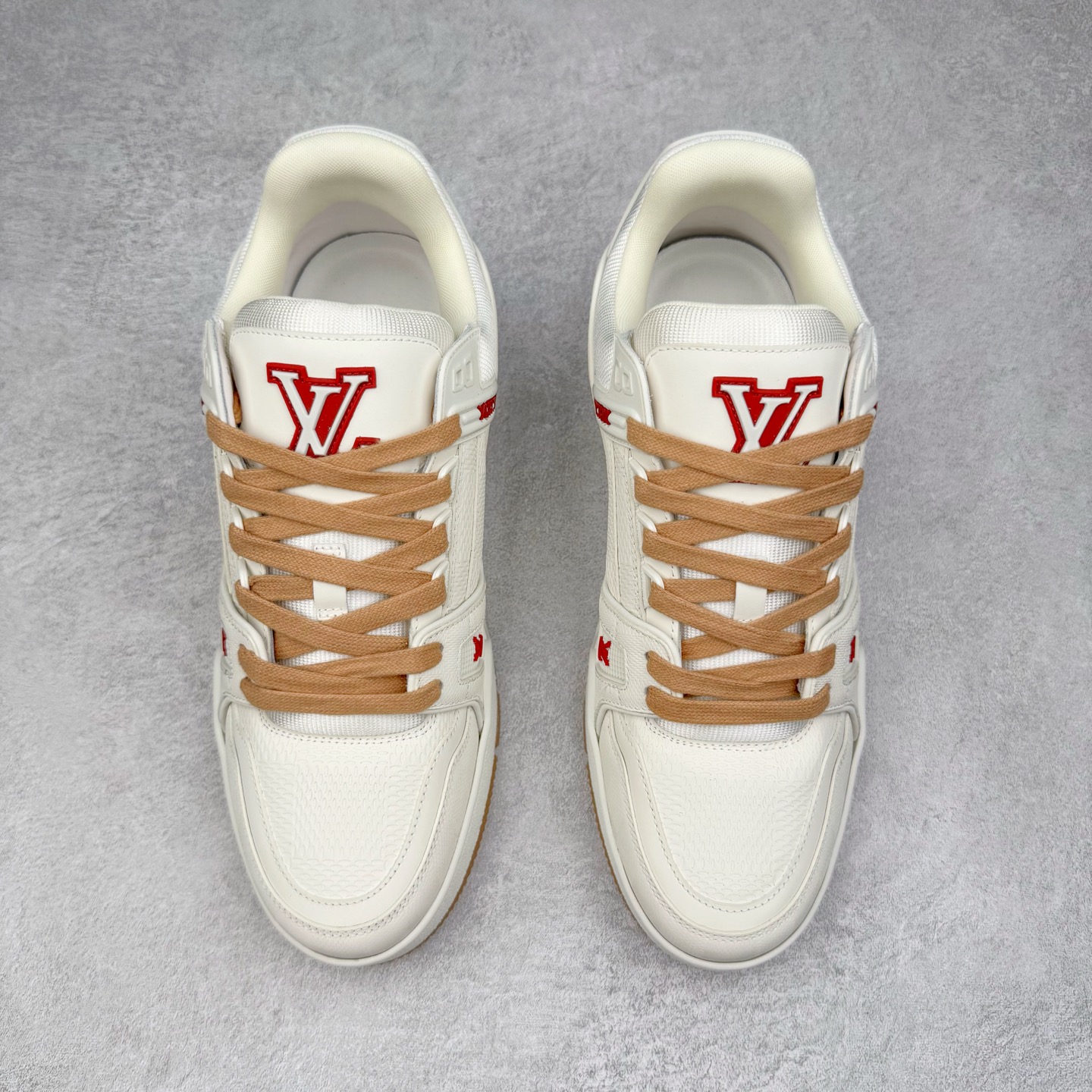图片[2]-＃GD广顶 Louis Vuitton Trainer lv路易威登时装走秀运动时尚板鞋 外贸零售特供批次 2023全新纸板数据 印花高频效果碾压市面 市售天花板产物 耗时半年巨作 全套原厂新版原纸板楦头开发 原厂特供皮料加持 市场所有版本中综合最强的货品 GD实力大厂出品 全网最全配色更新最快 最成熟的做工稳定的品控 完美鞋型超高的清洁度 零毛边线头瑕疵 全套原楦原纸版原鞋开模 全网最具灵魂的版型 正确原装黄色鞋盒 正确中底印花 鞋面印花3D高频深度立体 全鞋电脑针车 紧密相连 针距密度一致 环保乳胶注塑鞋垫 厚度脚感还原原版 皮面裁剪部位 统一油边封口工艺 原装橡胶大底含胶量大底组合零偏差 专柜全套包装 防尘袋 说明书 质保卡 男女鞋 尺码：35 36 37 38 39 40 41 42 43 44 45-选品中心