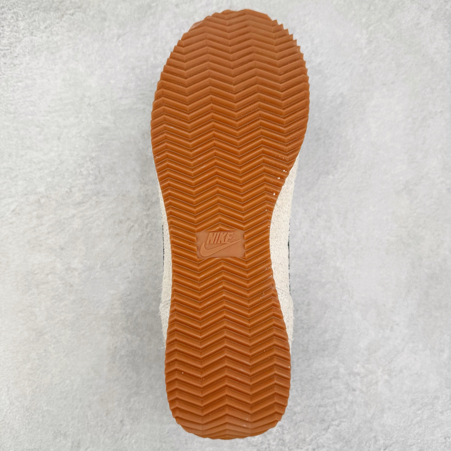 图片[9]-NK Classic Cortez Leather 阿甘复古初代皮革慢跑鞋 实体平台指令订单 全套原纸板楦头开发 原厂数据大底磨具 一比一鞋头弧度高度鞋身弧度 细节品控鞋型随意对比 正确烫金高频细节 公司级标准检验QC 区分市面一切版本 完美复刻阿甘复古鞋型 尺码：35.5 36 36.5 37.5 38 38.5 39 40 40.5 41 42 42.5 43 44 45-选品中心