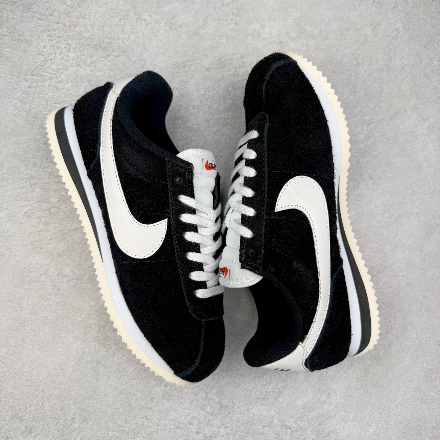 图片[3]-NK Classic Cortez Leather 阿甘复古初代皮革慢跑鞋 实体平台指令订单 全套原纸板楦头开发 原厂数据大底磨具 一比一鞋头弧度高度鞋身弧度 细节品控鞋型随意对比 正确烫金高频细节 公司级标准检验QC 区分市面一切版本 完美复刻阿甘复古鞋型 尺码：35.5 36 36.5 37.5 38 38.5 39 40 40.5 41 42 42.5 43 44 45-选品中心